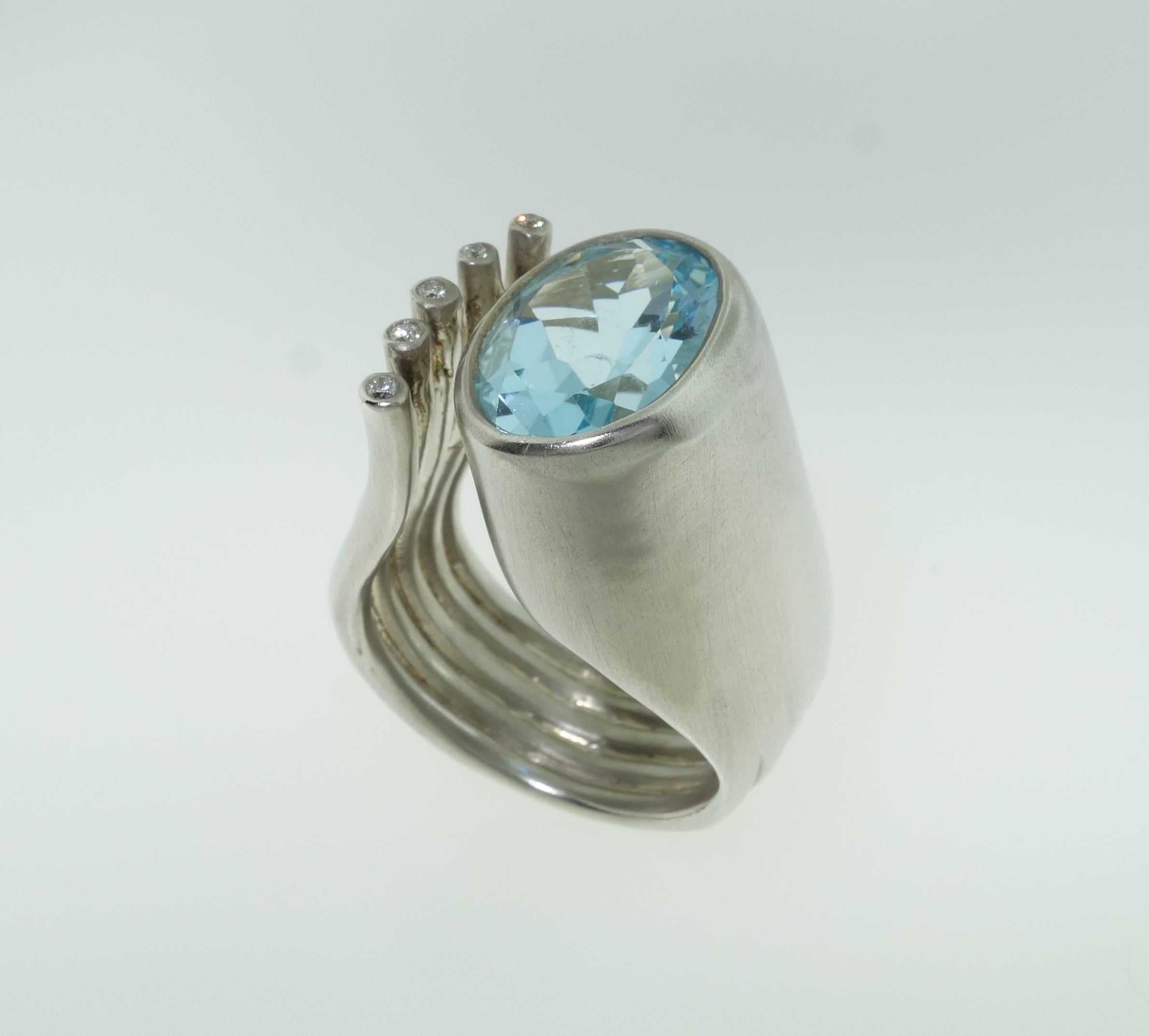 Solitaire en argent sterling avec topaze bleu ciel de 6,20 carats et diamants Neuf - En vente à Montreal, QC