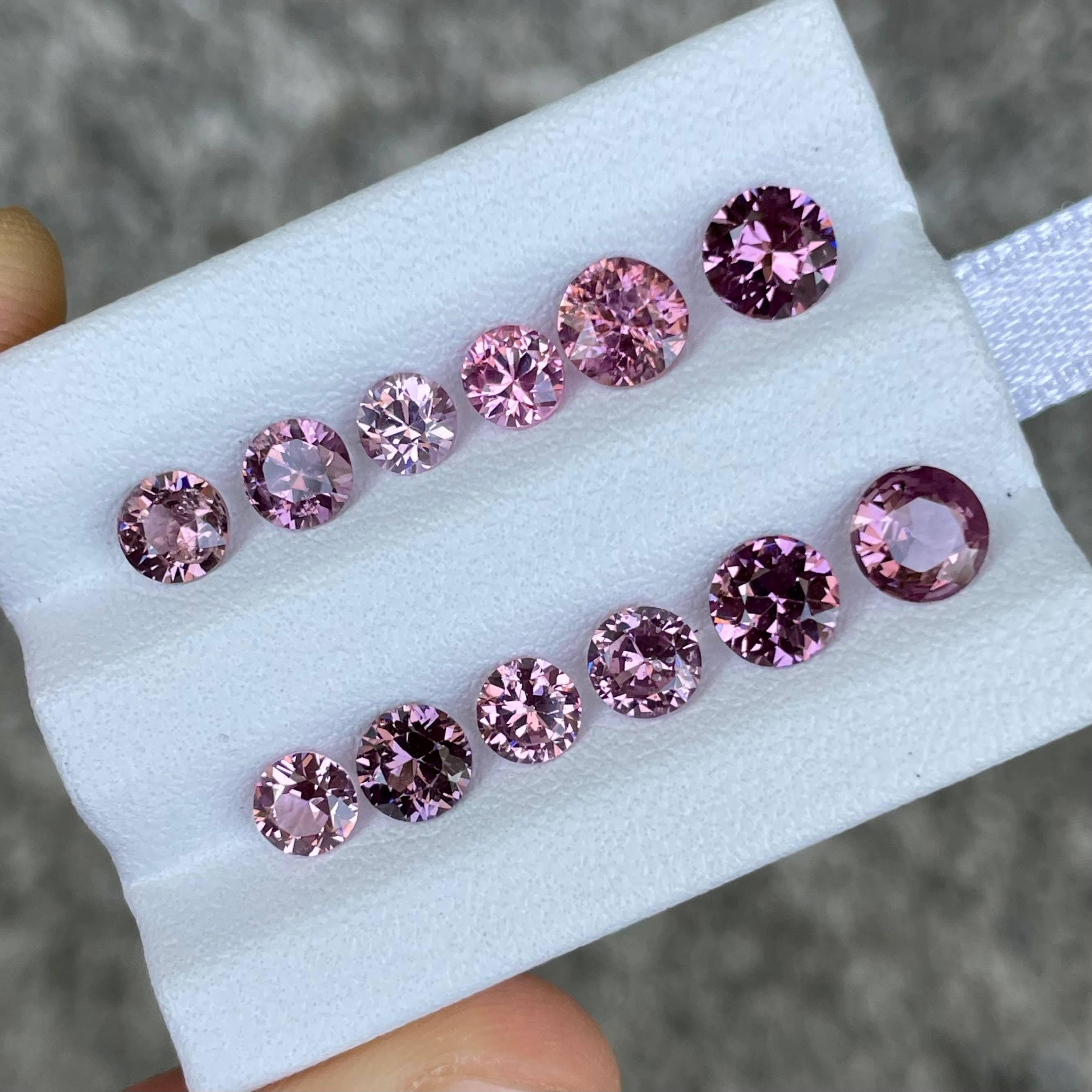 Peso 6,20 quilates 
Nº de piezas: 12 
Tratamiento ninguno
Origen Birmania 
Claridad VVS 
Forma redonda 
Talla brillante redonda 



Este lote consta de 12 exquisitas gemas de espinela rosa, con un peso total combinado de 6,20 quilates. Cada piedra