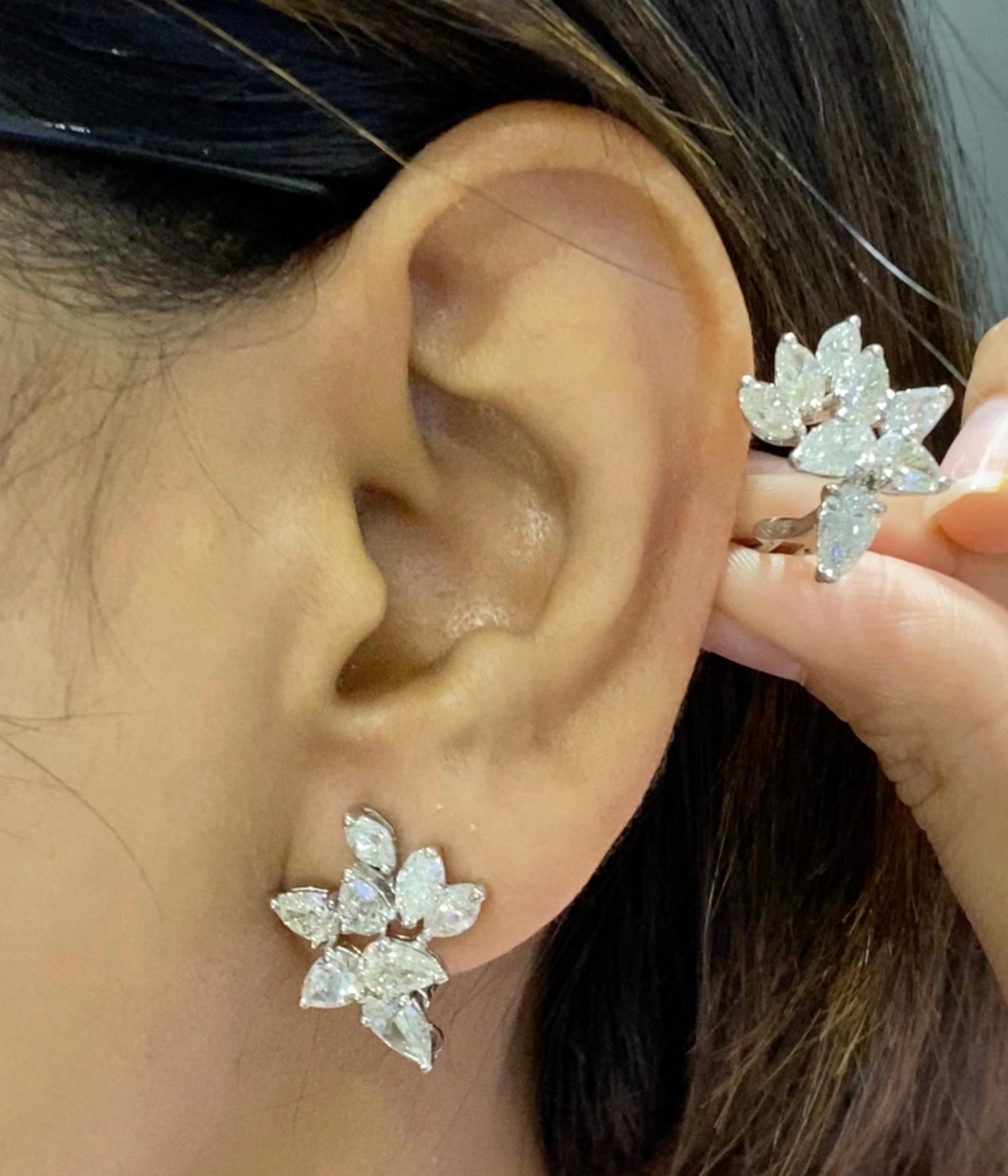 Aggiungi un po' di bellezza scintillante alla tua vita con questi eleganti orecchini in platino con diamanti a forma di pera, taglio marquise e cluster con chiusura a clip!  

Questi seducenti orecchini vantano 18 diamanti naturali autentici a forma