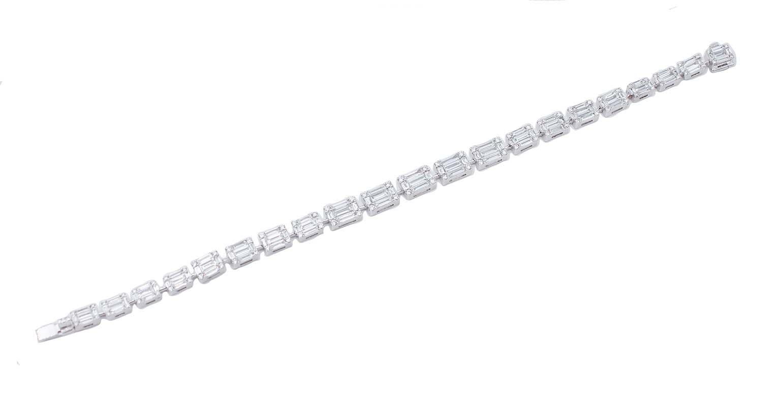 Elegant bracelet in 18 karat white gold structure studded with diamonds.
Diamonds6.20 ct
Total Weight 16.10
RF  +UFCIO

For any inquiries,please contact the seller through the message center.