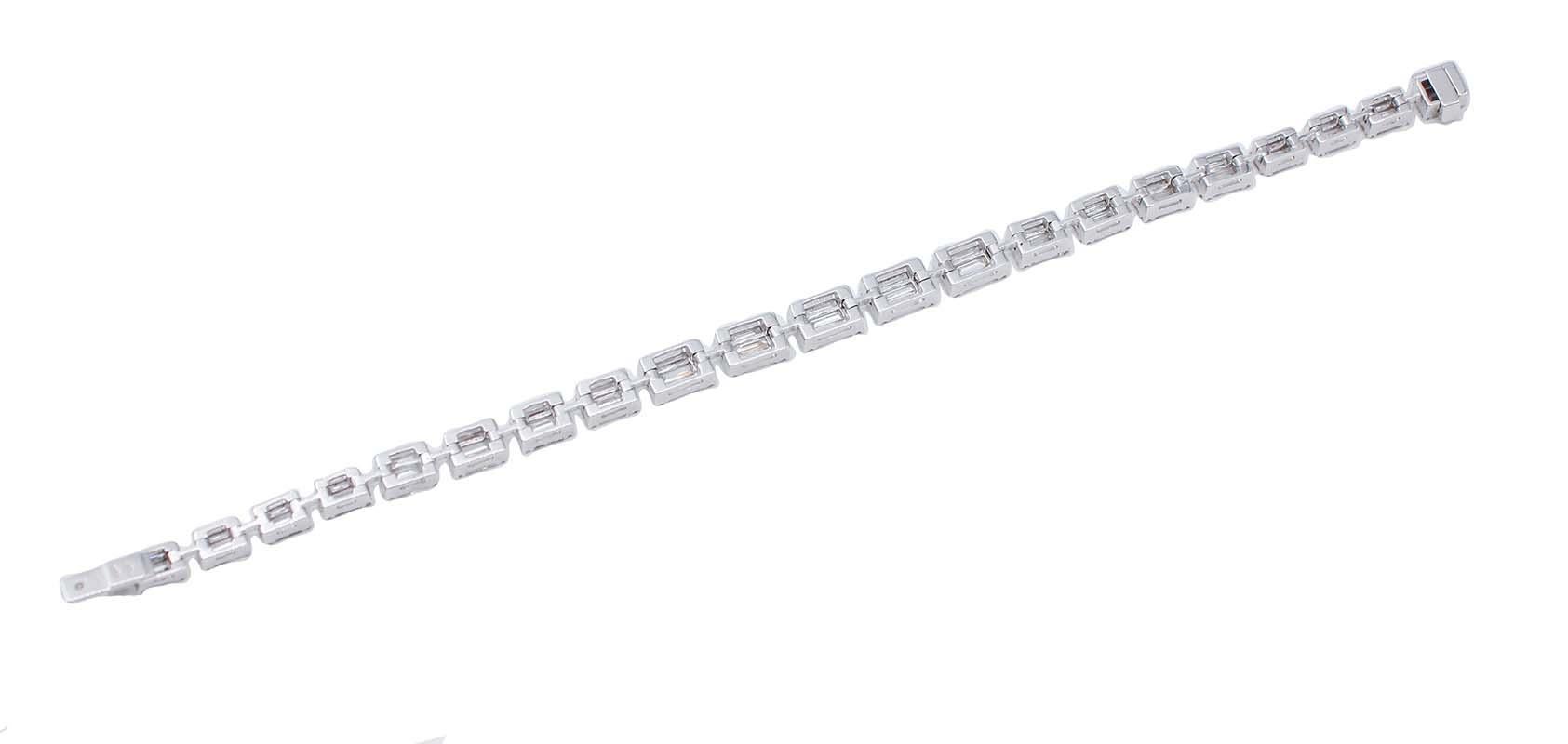 Modern 6.20 Carats Diamonds, 18 Karat White Gold Bracelet