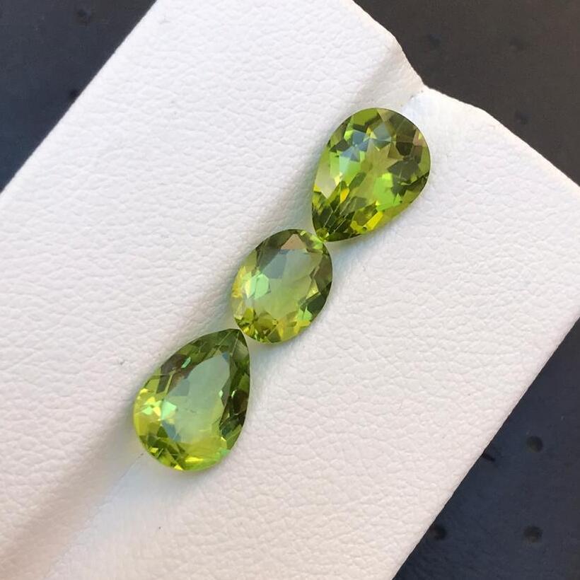 Weight Pear: 2.25 carats each, Oval: 1.5 ct
Dimensions Pear: 10x7x4.5 mm, Oval: 8.1x6.1x3.9 mm
Treatment none
Locality Pakistan
Clarity Eye clean
Total weight 6.20 ct





Indulge in the vibrant allure of these exquisite Natural Loose Peridot pieces