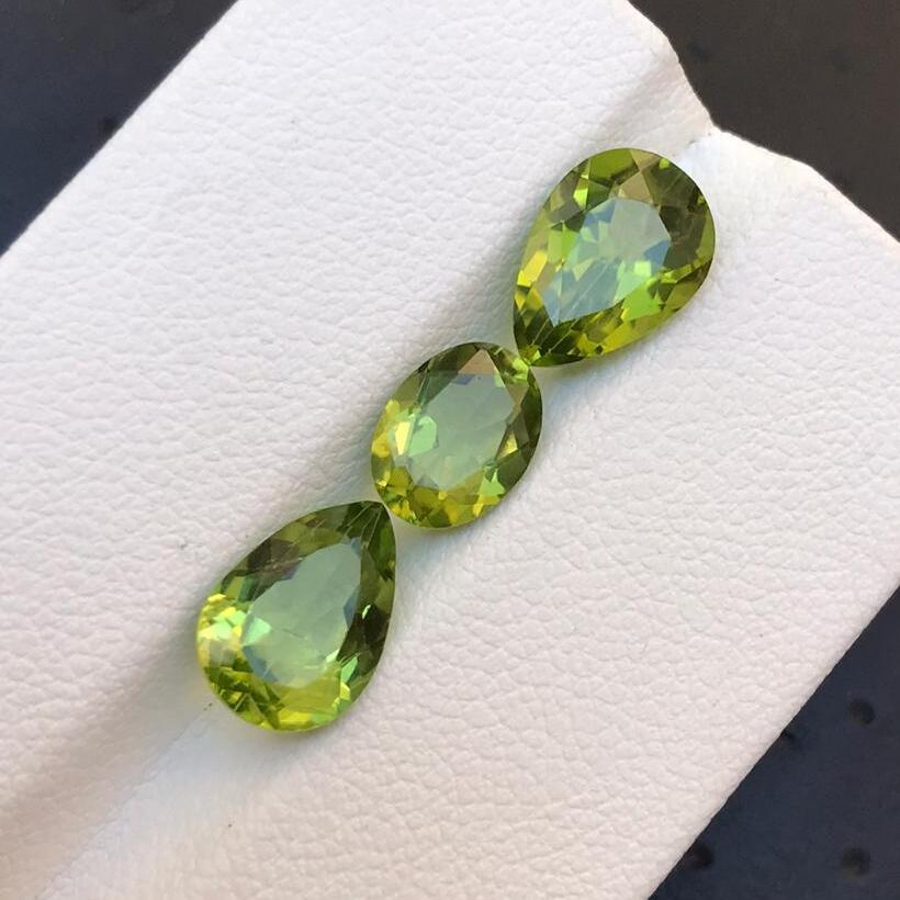 Modern 6.20 carats Natural Loose Peridot Earrings, Ring Size Jewelry Set from Pakistan For Sale