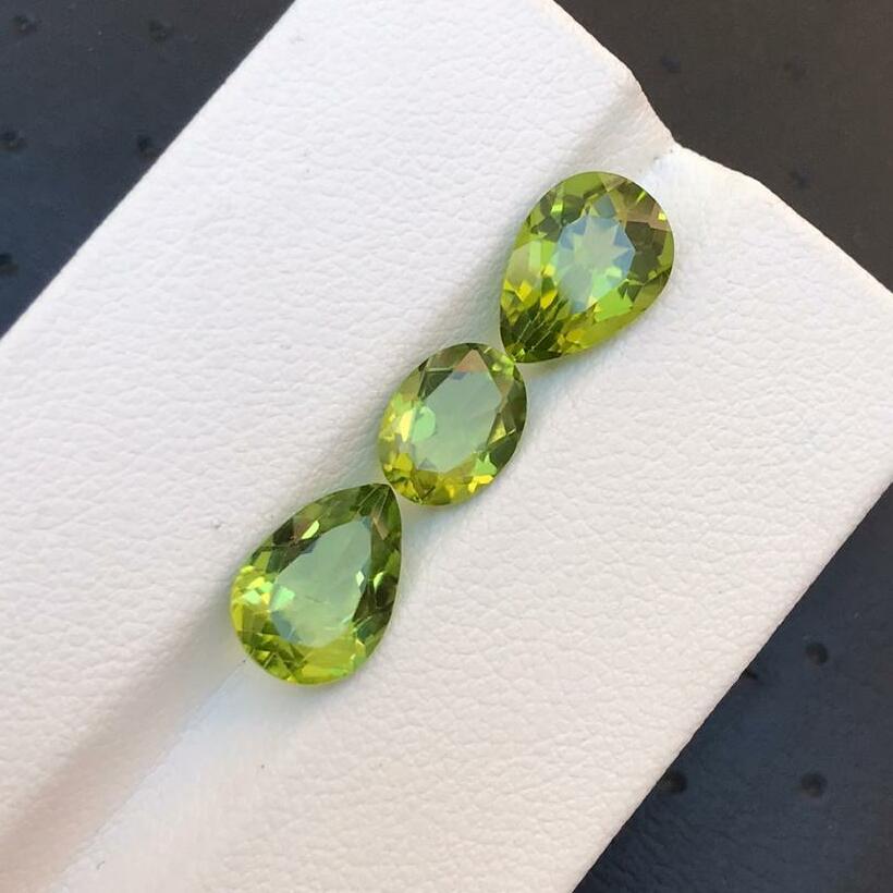 Mixed Cut 6.20 carats Natural Loose Peridot Earrings, Ring Size Jewelry Set from Pakistan For Sale