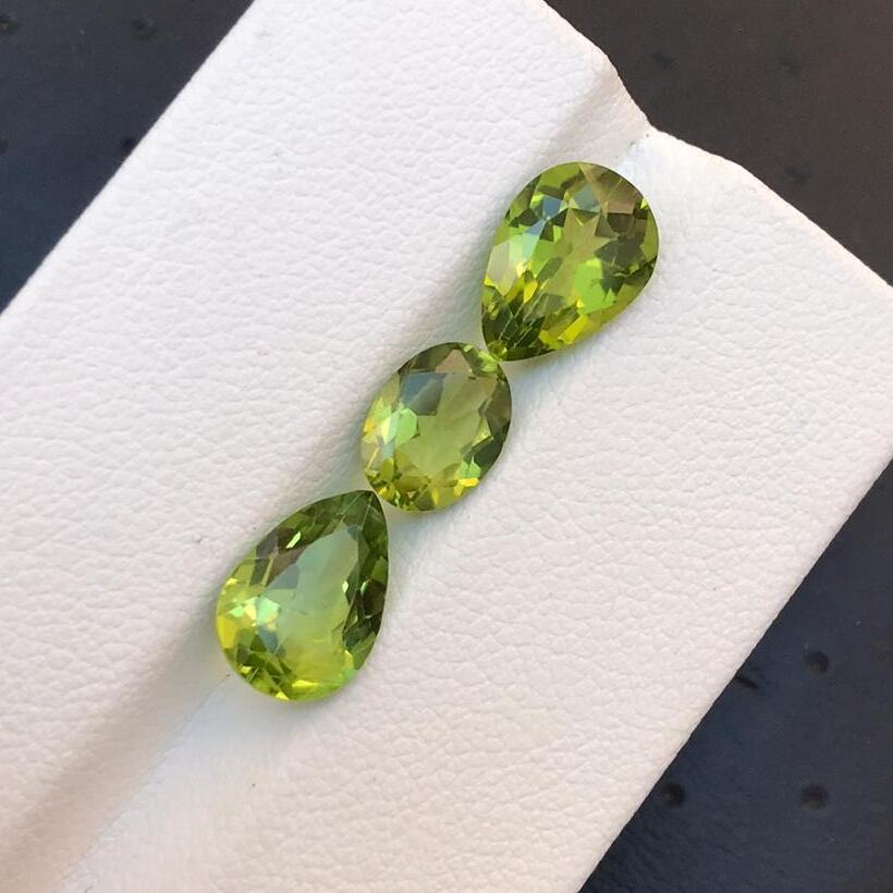 6.20 carats Natural Loose Peridot Earrings, Ring Size Jewelry Set from Pakistan In New Condition For Sale In Bangkok, TH