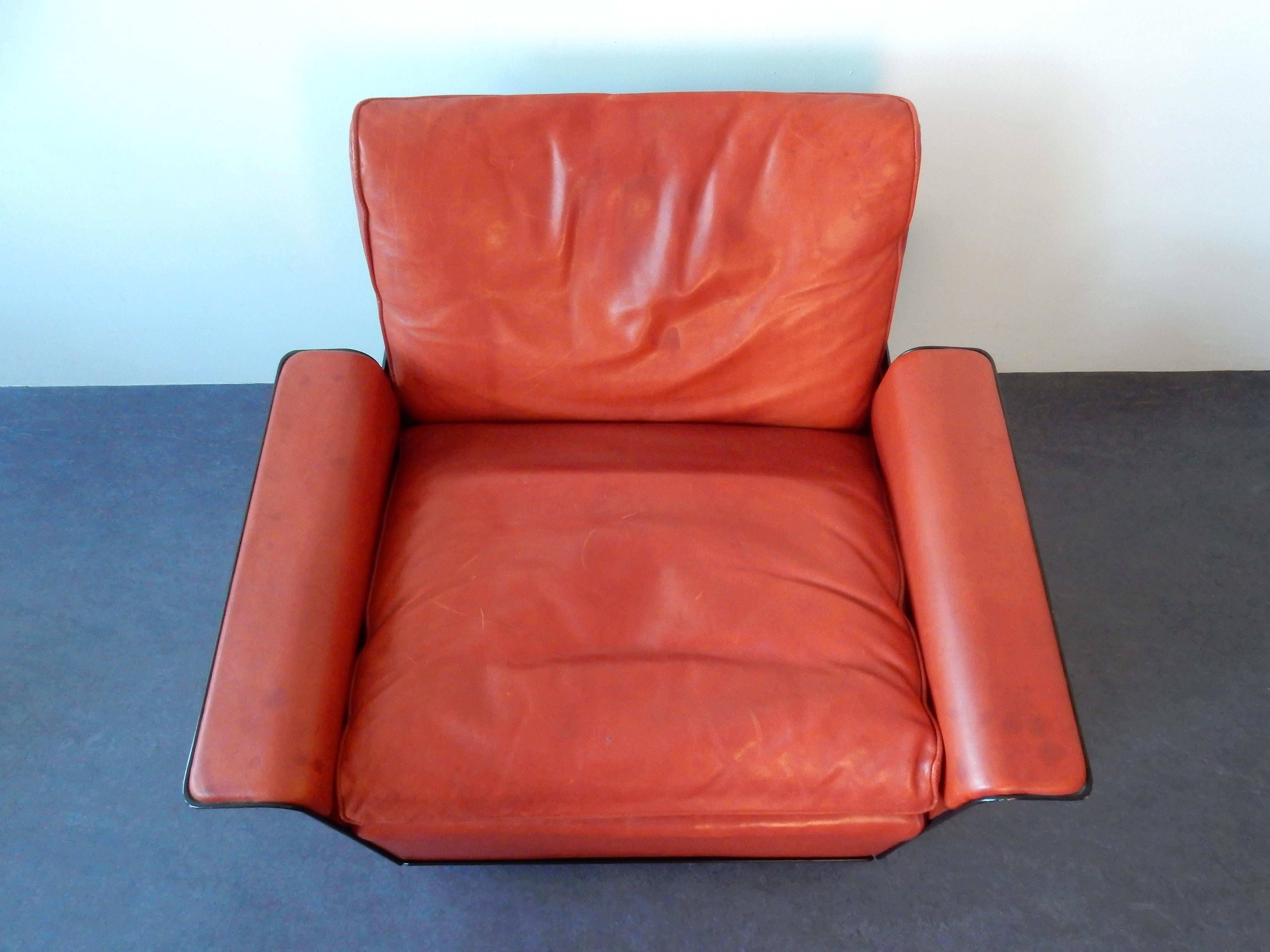 Very nice lounge chair designed by Dieter Rams for Vitsoe in 1962. This chair is of the famous 620 series. The cushions are covered with very soft high quality red/brown leather, the scales are made of metal with a polyester coating. The chairs can