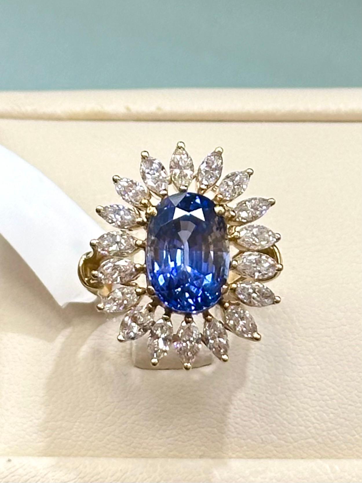 6.20 cts Oval Sri Lankan Heated Blue Sapphire and Diamond 18k Yellow Gold Ring In New Condition For Sale In New York, NY