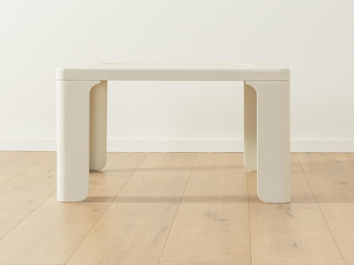 Table basse de Dieter Rams pour Vitsoe des années 1960, conçue à l'origine pour le programme 620 Chair. Cadre de haute qualité en plastique renforcé de fibres de verre en gris blanc.

Caractéristiques de qualité :

Un design abouti : des proportions