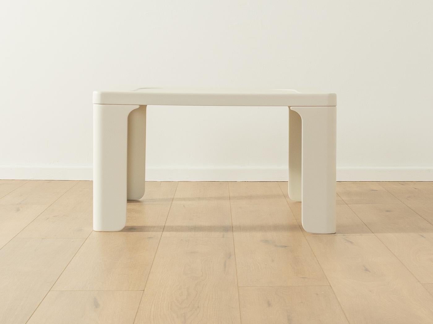 Table basse de Dieter Rams pour Vitsoe des années 1960, conçue à l'origine pour le programme 620 Chair. Cadre de haute qualité en plastique renforcé de fibres de verre en gris blanc.

Caractéristiques de qualité :

Un design abouti : des proportions