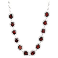 Collar de plata de 62,02 quilates con granate de corte ovalado y halo de circonita brillante