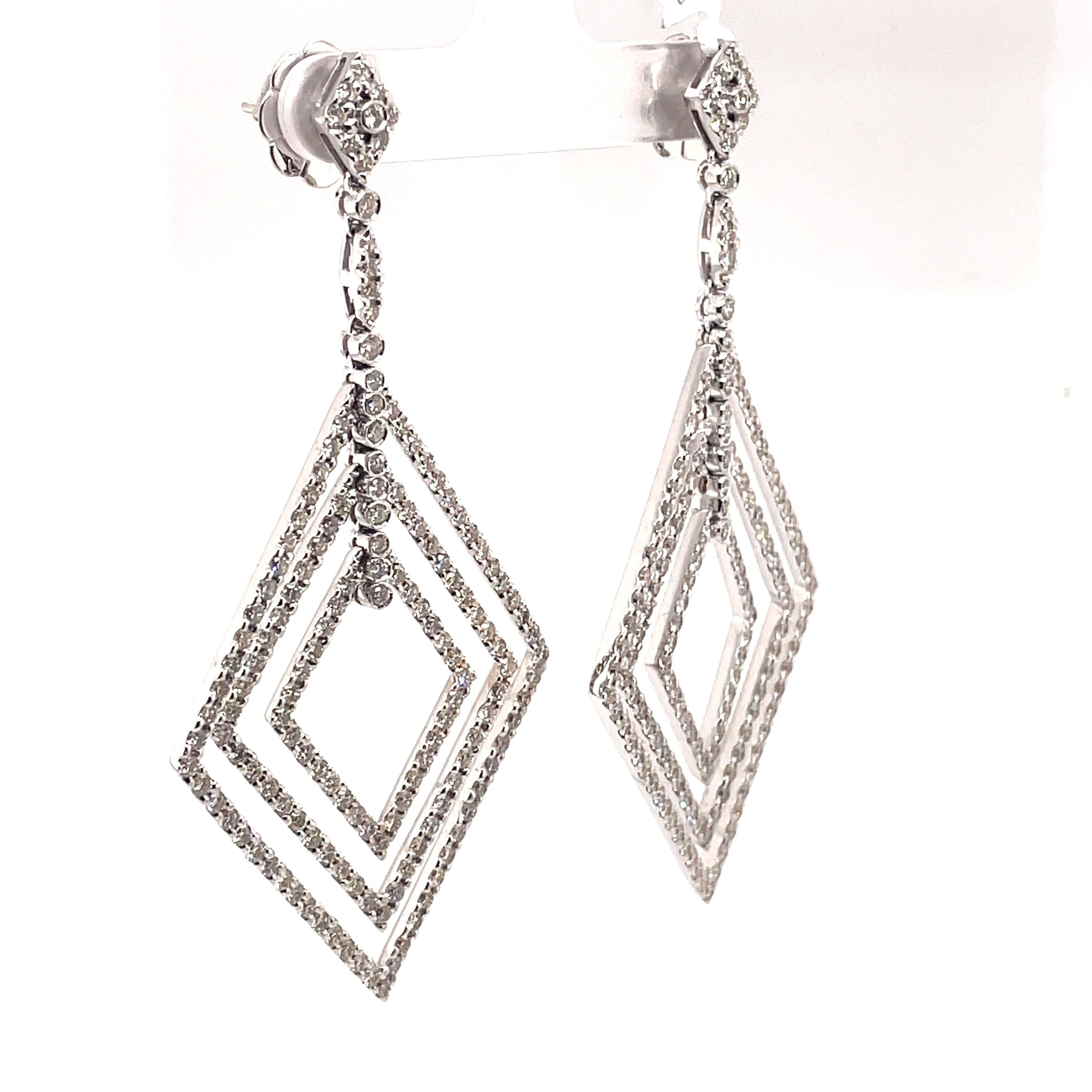 Contemporain Boucles d'oreilles chandelier en or blanc 18 carats avec diamants ronds de 6,20 carats en vente