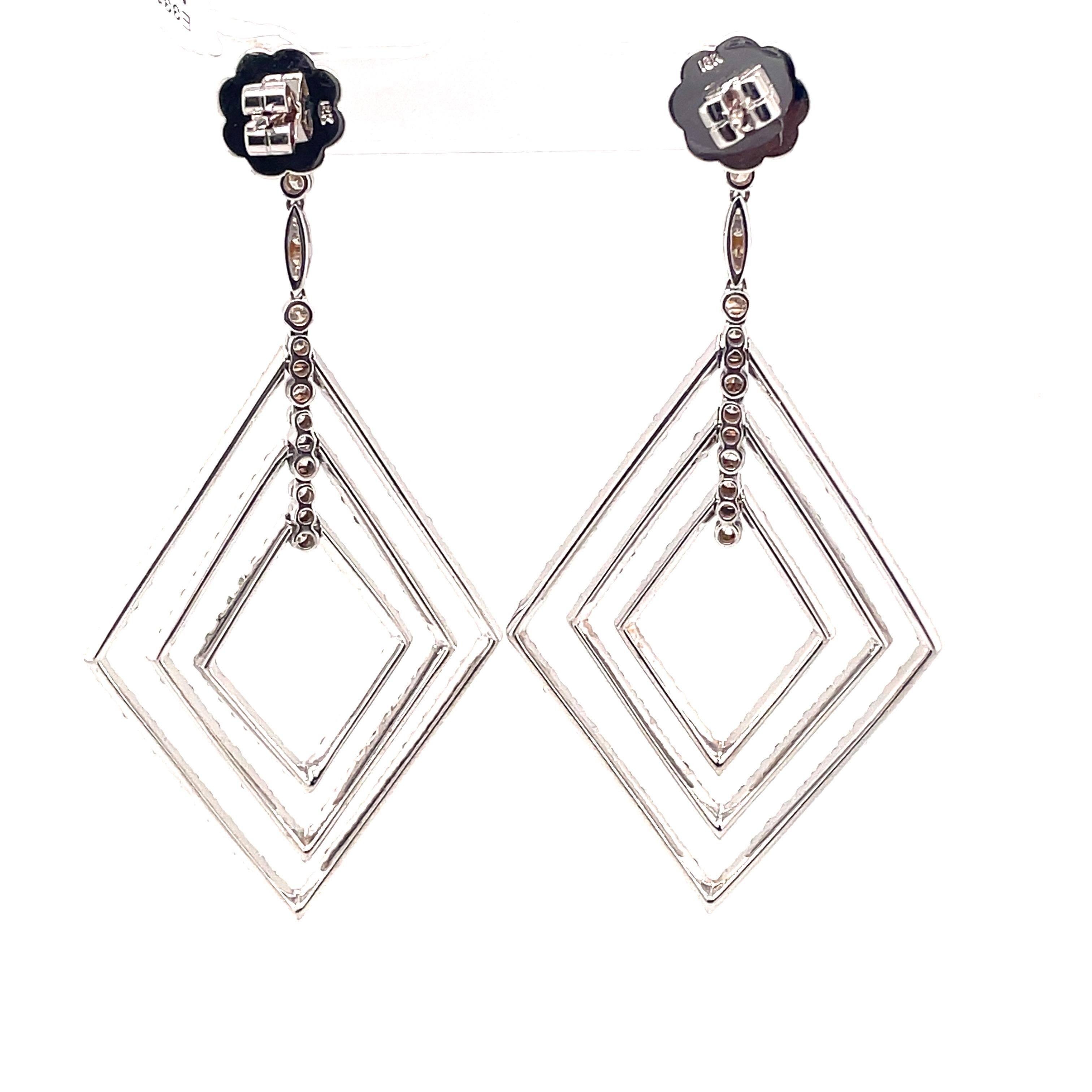Boucles d'oreilles chandelier en or blanc 18 carats avec diamants ronds de 6,20 carats Neuf - En vente à BEVERLY HILLS, CA