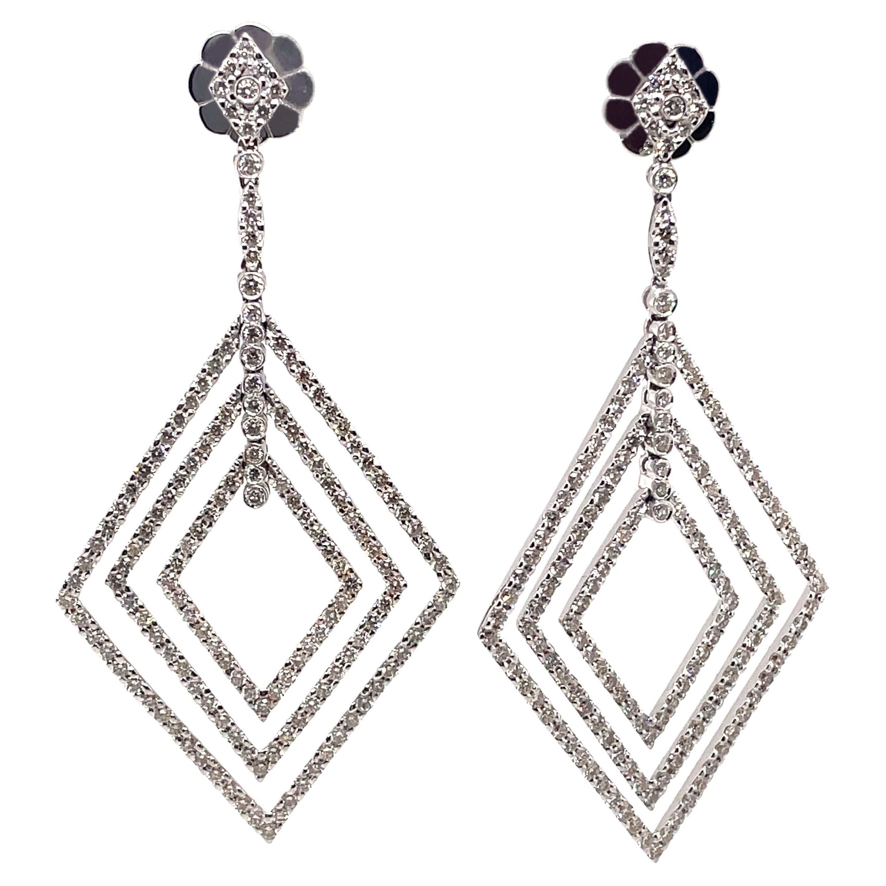 Boucles d'oreilles chandelier en or blanc 18 carats avec diamants ronds de 6,20 carats en vente