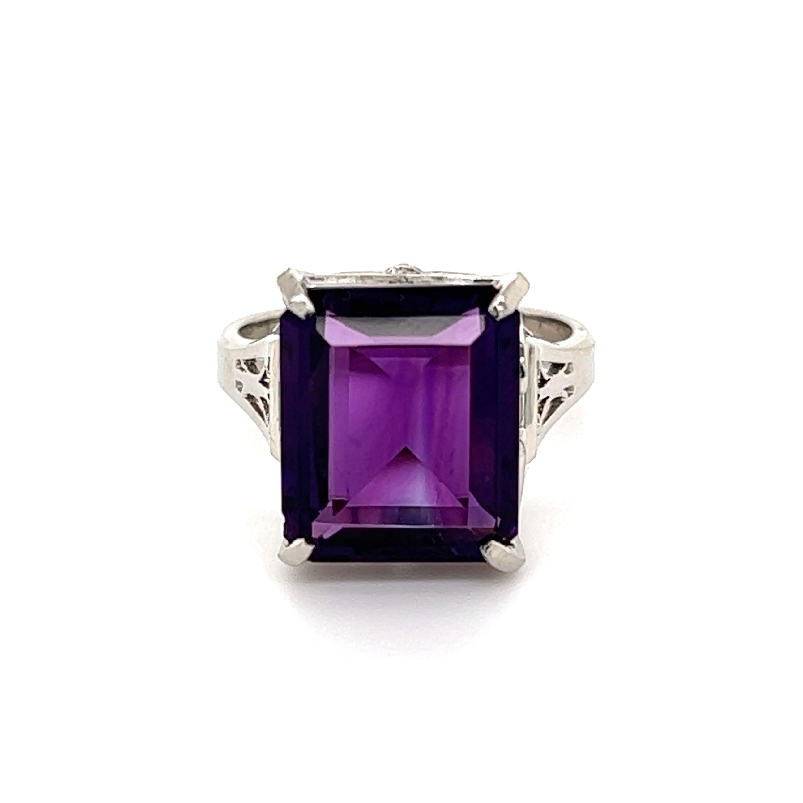 6.21 Carat Amethyst Platinum Retro Cocktail Ring In Excellent Condition For Sale In Montreal, QC