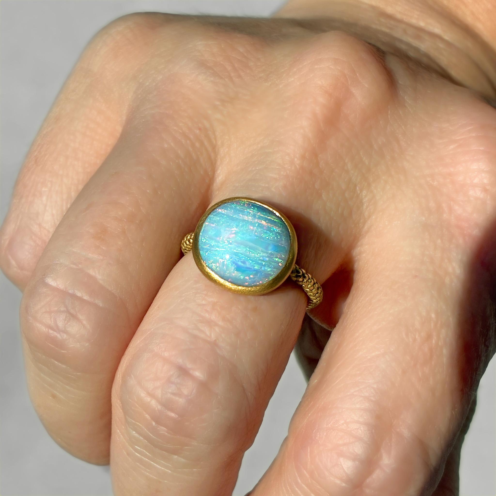 Moderne 6.21 carat Blue Sky Australian Opal Cabochon Yellow Gold Ring, Talkative 2025 en vente