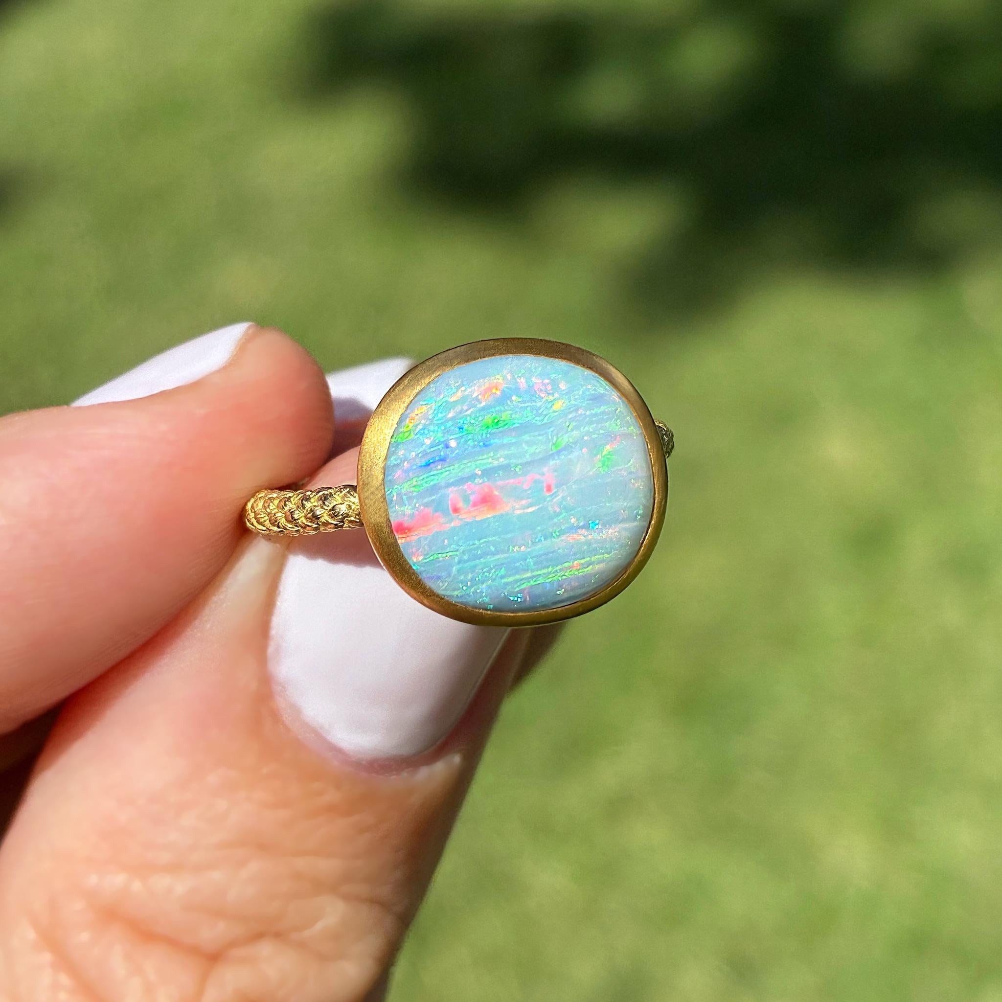 Taille cabochon 6.21 carat Blue Sky Australian Opal Cabochon Yellow Gold Ring, Talkative 2025 en vente