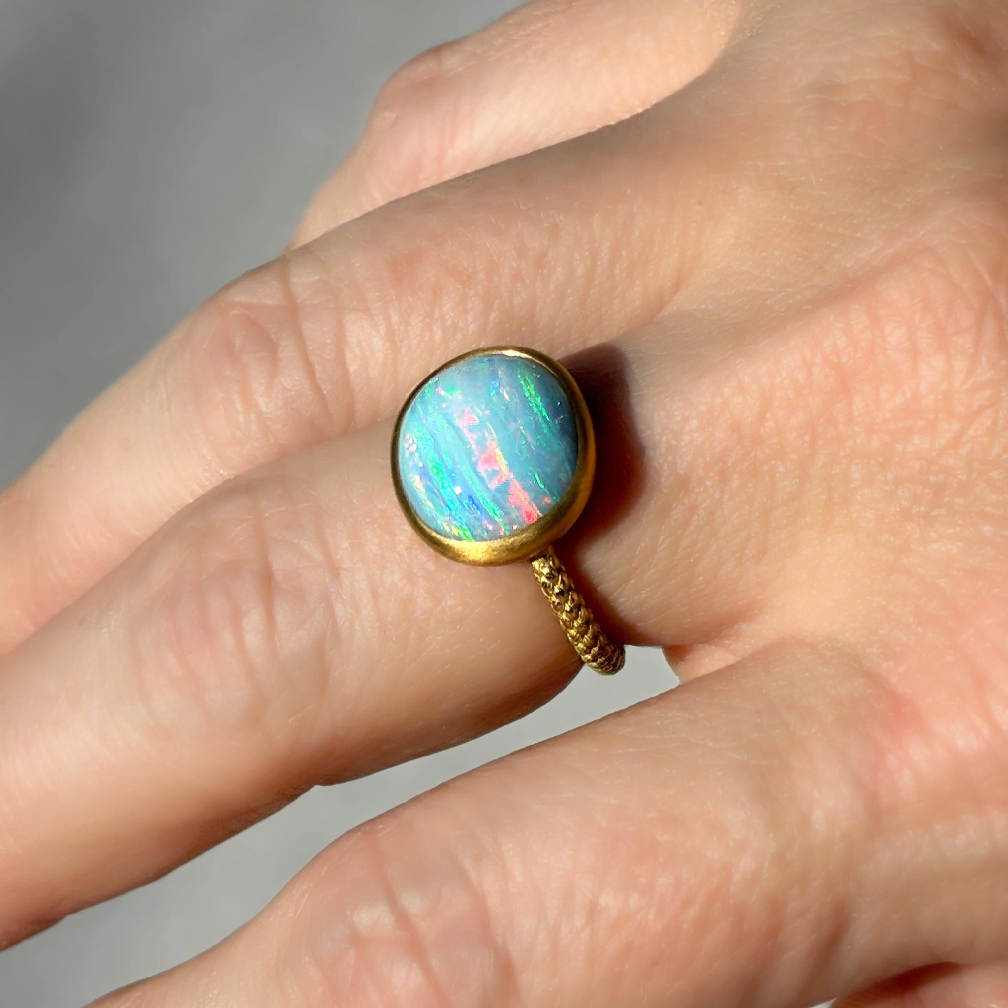 6.21 carat Blue Sky Australian Opal Cabochon Yellow Gold Ring, Talkative 2025 Neuf - En vente à Dallas, TX