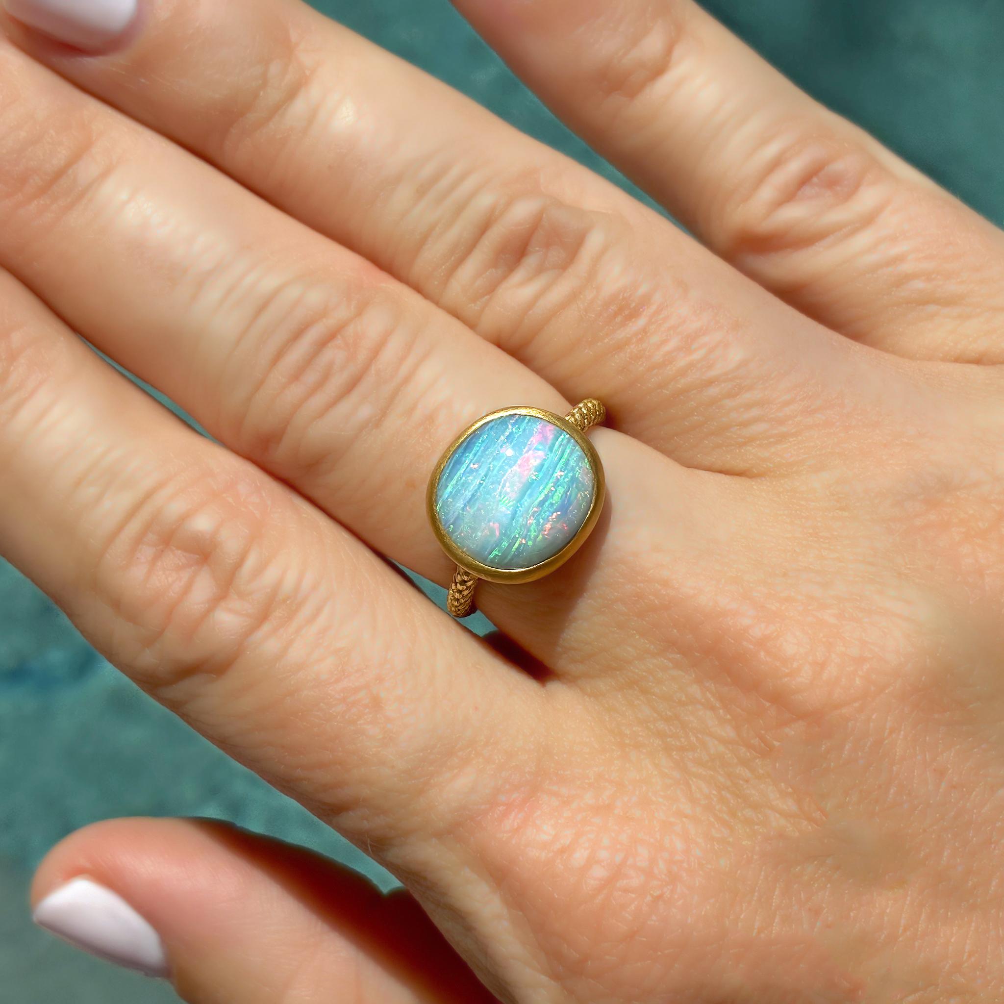 6.21 carat Blue Sky Australian Opal Cabochon Yellow Gold Ring, Talkative 2025 Pour femmes en vente
