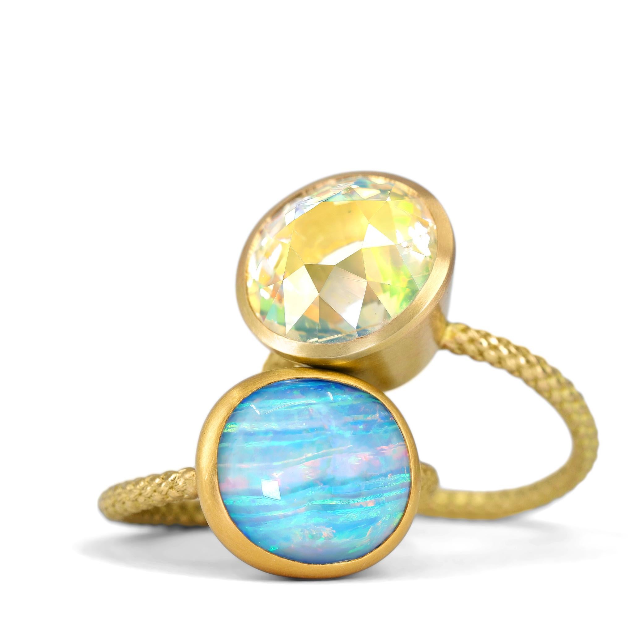 6.21 carat Blue Sky Australian Opal Cabochon Yellow Gold Ring, Talkative 2025 en vente 1
