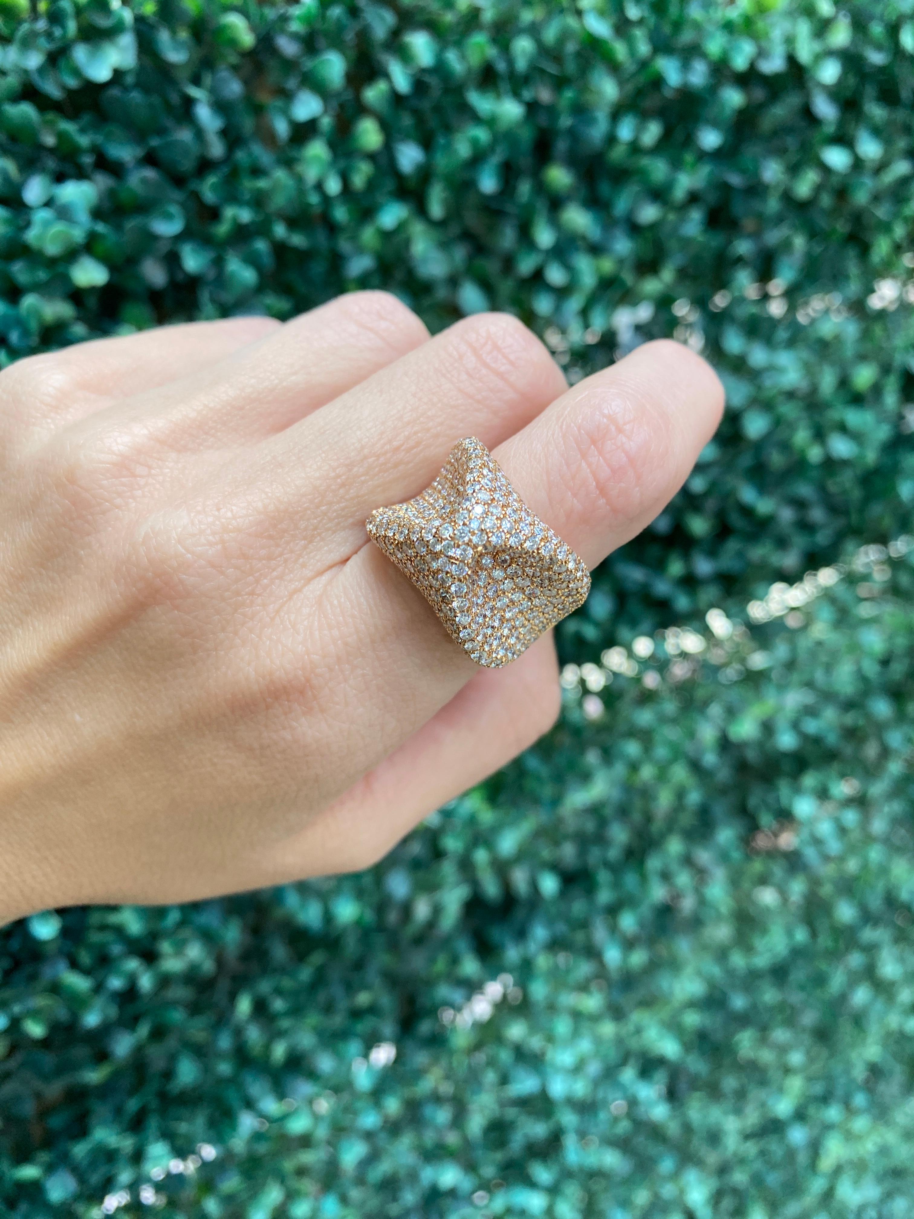 Bague mode en or rose 18 carats avec diamants d'un poids total de 6,21 carats en vente 1