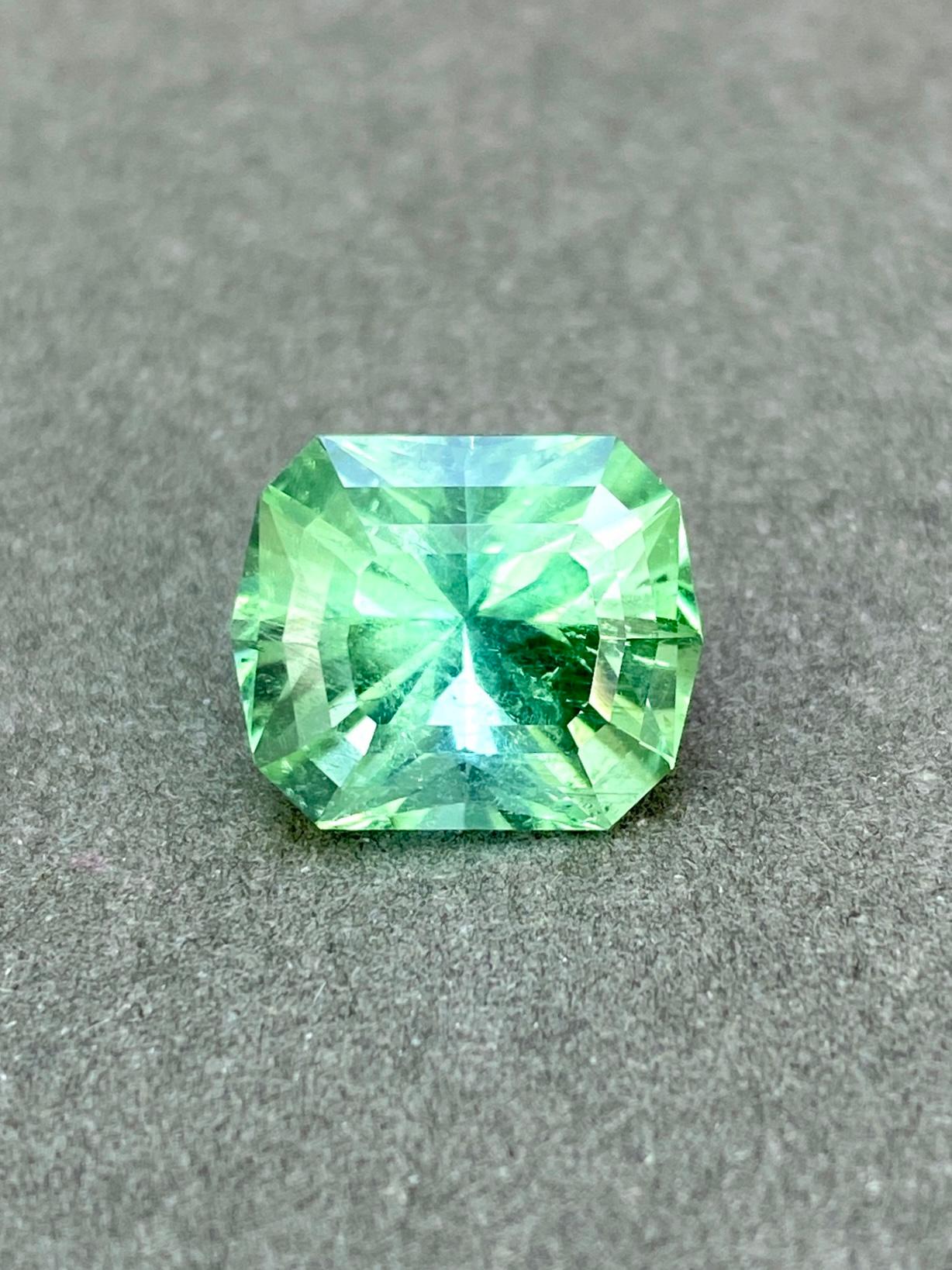 6.21 Ct Tourmaline Naturelle Afghanistan couleur vert vif Coupe de précision en vente 2