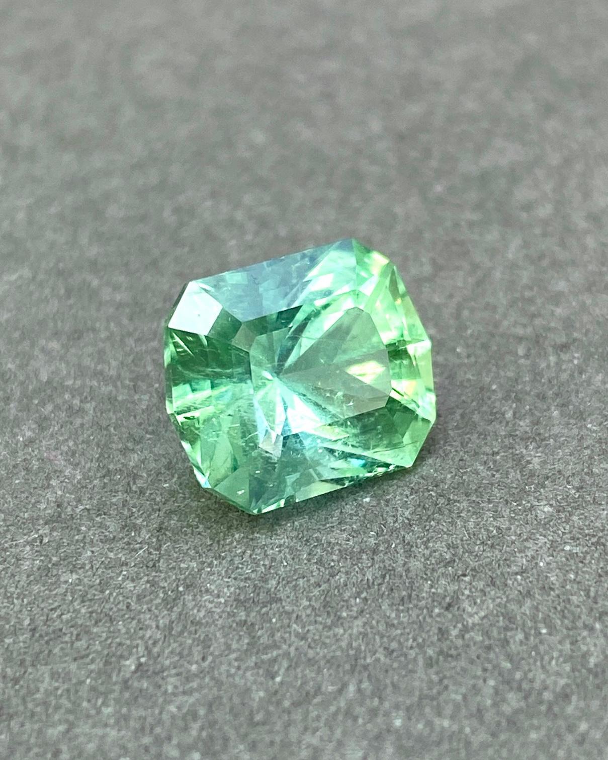 6.21 Ct Tourmaline Naturelle Afghanistan couleur vert vif Coupe de précision en vente 3