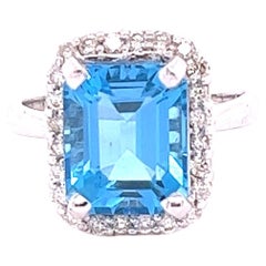 Ring aus 14 Karat Weißgold mit 6,22 Karat blauem Topas und Diamant