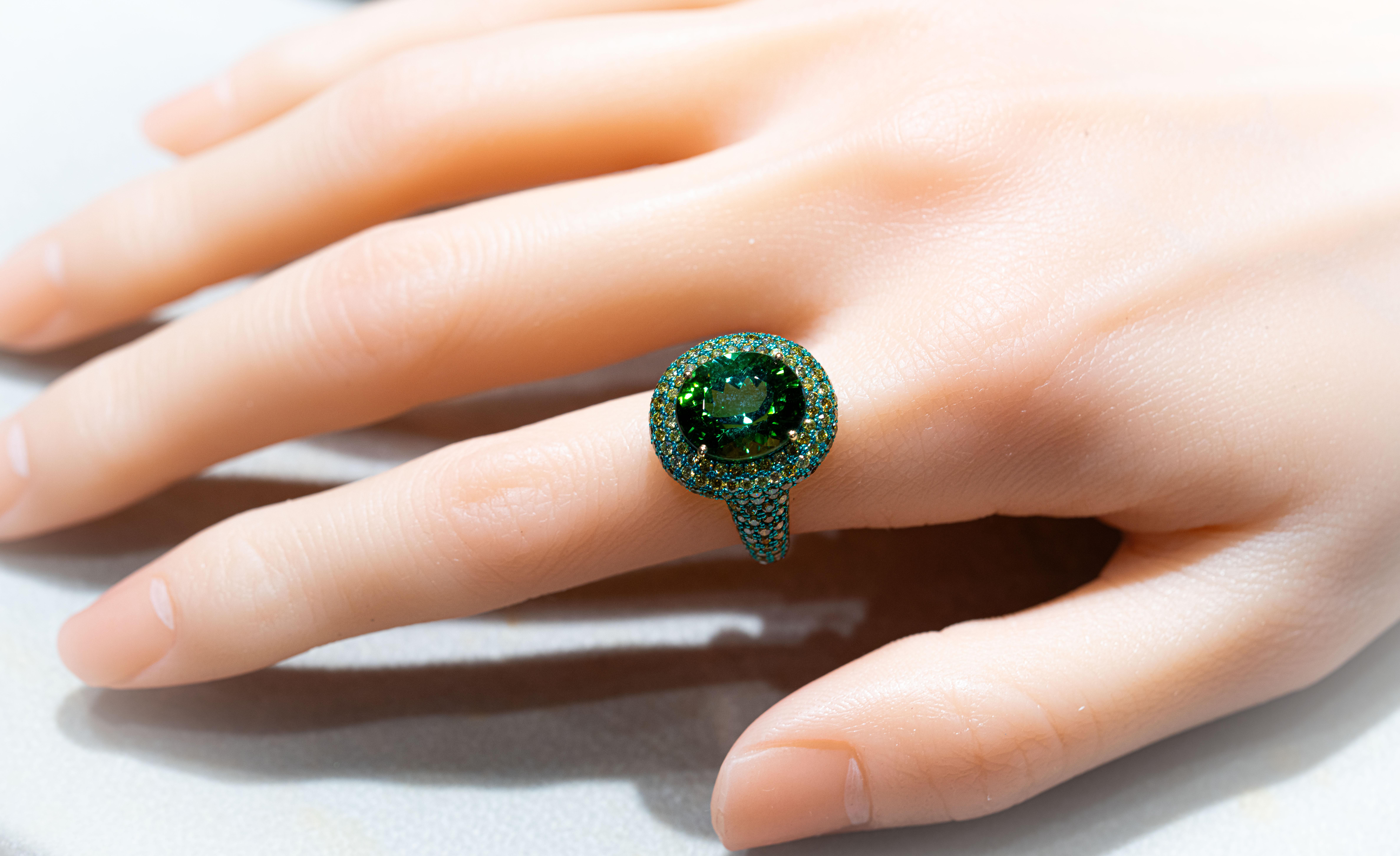 Women's or Men's 6.22 carat Mint Green Tourmaline & Diamond Ring, 18K Yellow Gold, Austy Lee For Sale