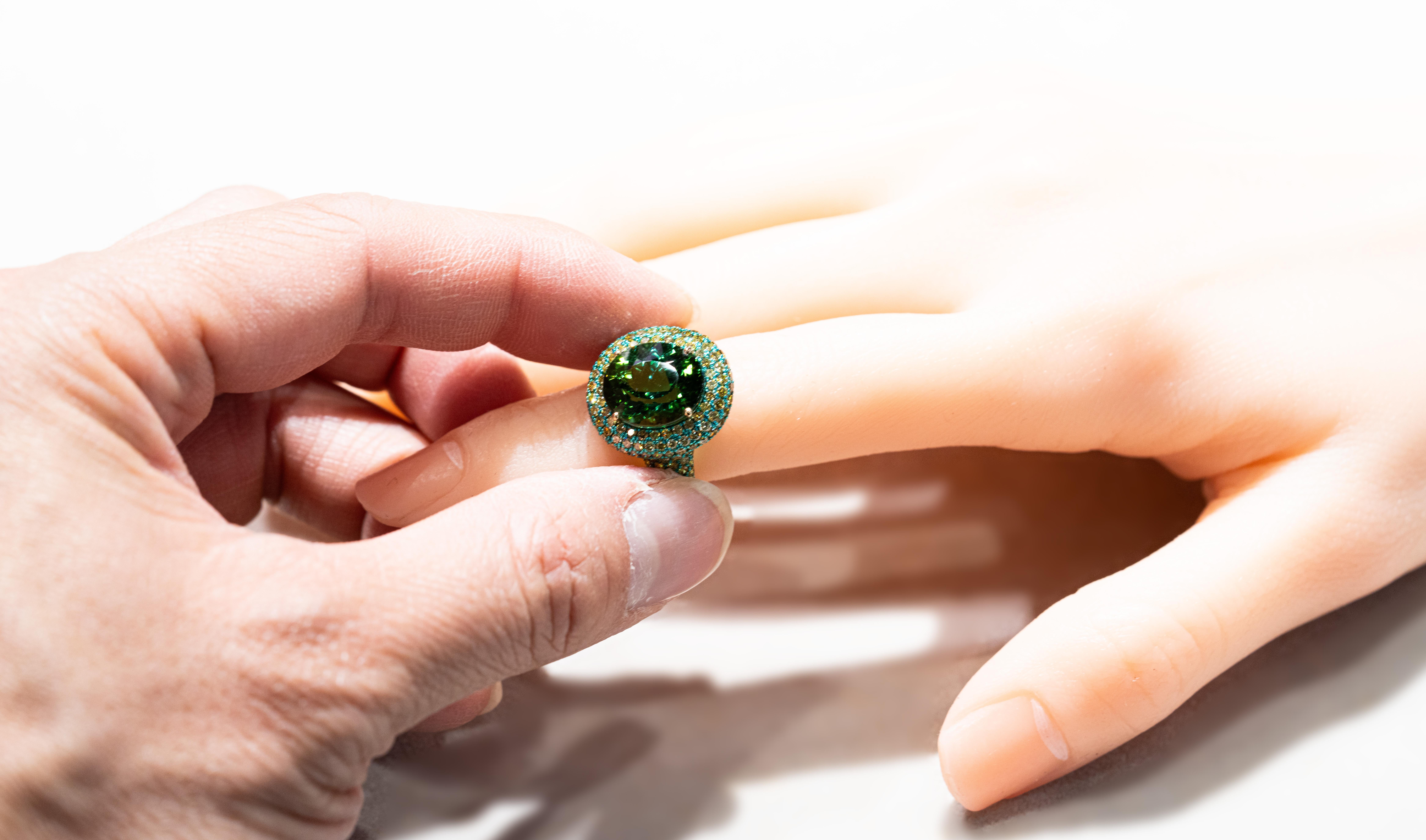 6.22 carat Mint Green Tourmaline & Diamond Ring, 18K Yellow Gold, Austy Lee For Sale 1