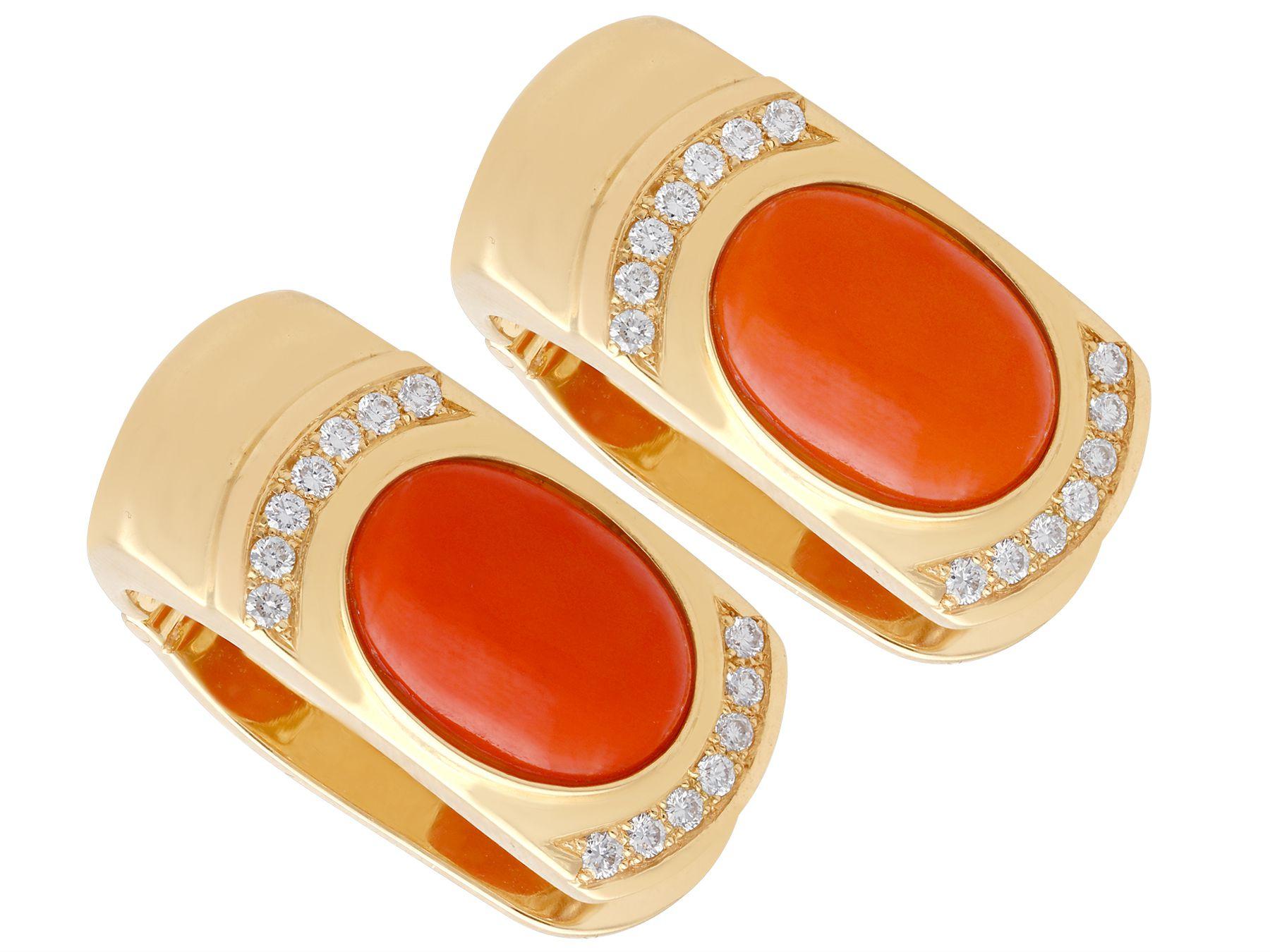 Taille cabochon Boucles d'oreilles en or jaune avec diamants et corail rouge taille cabochon de 6,22 carats en vente