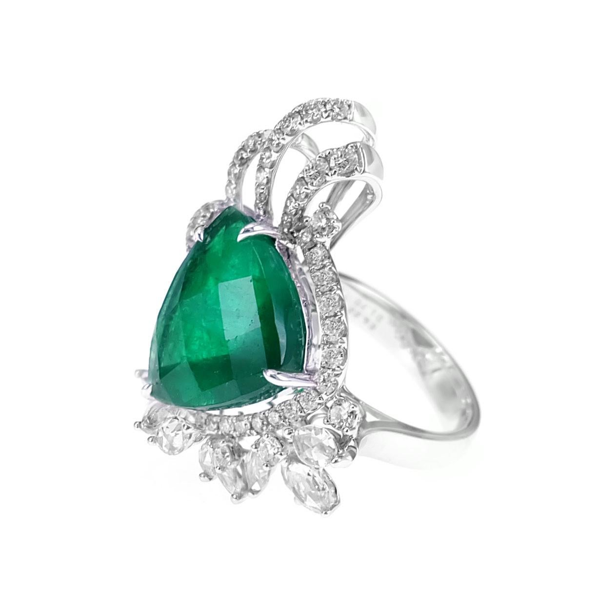 This designer ring has 6.22 carats of Colombian Emerald and 1.70 carats of white round brilliant diamond. This emerald has a unique cut and pattern which enhances the brilliance of the stone. The details of the diamond are mentioned below:
Color: