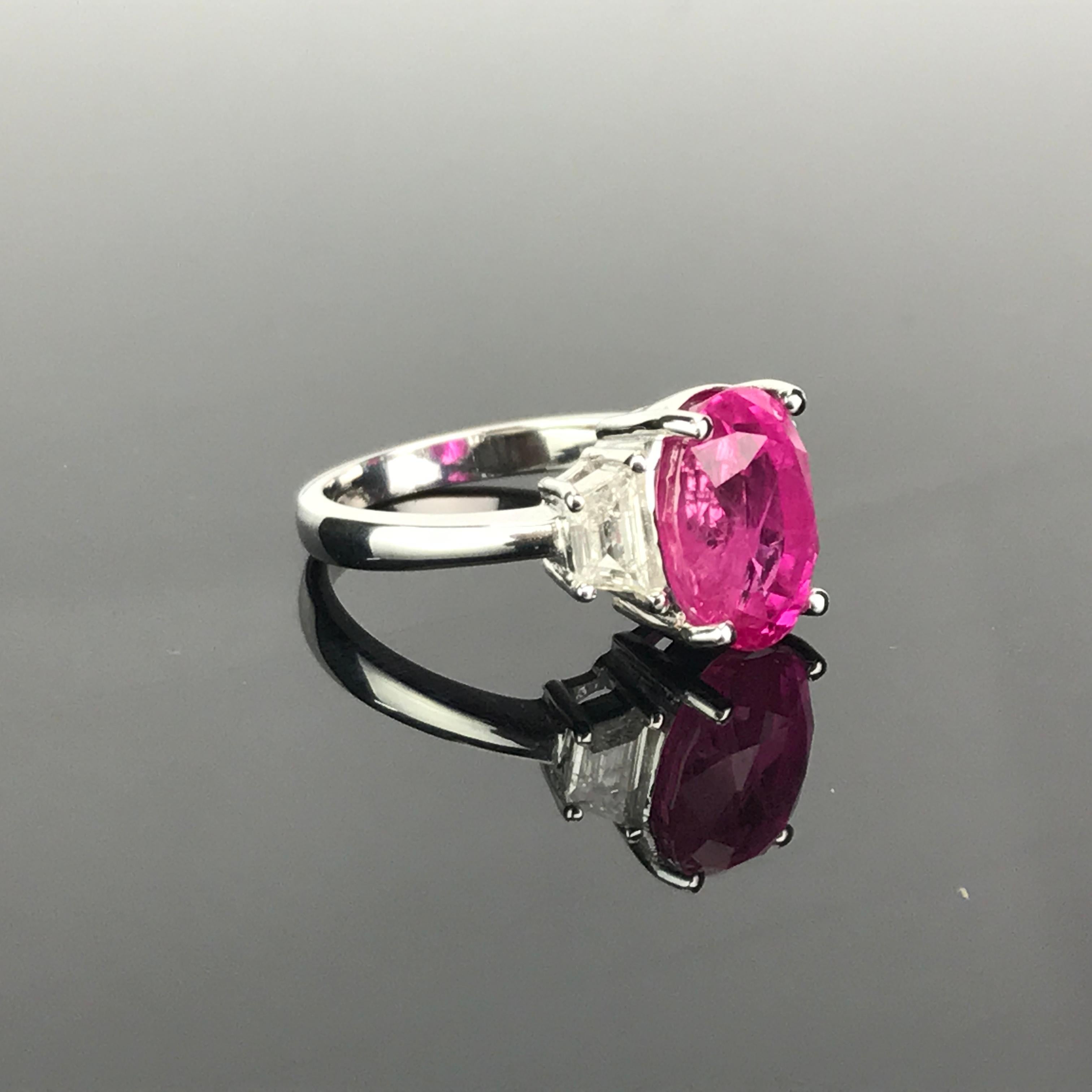 Bague de fiançailles classique à trois pierres en rubis birman et diamants de 6,23 carats. Ce rubis naturel a une belle couleur rosée et un grand éclat. Les trapèzes de diamants de qualité VS et de couleur H totalisent 0,44 carats. Le tout serti