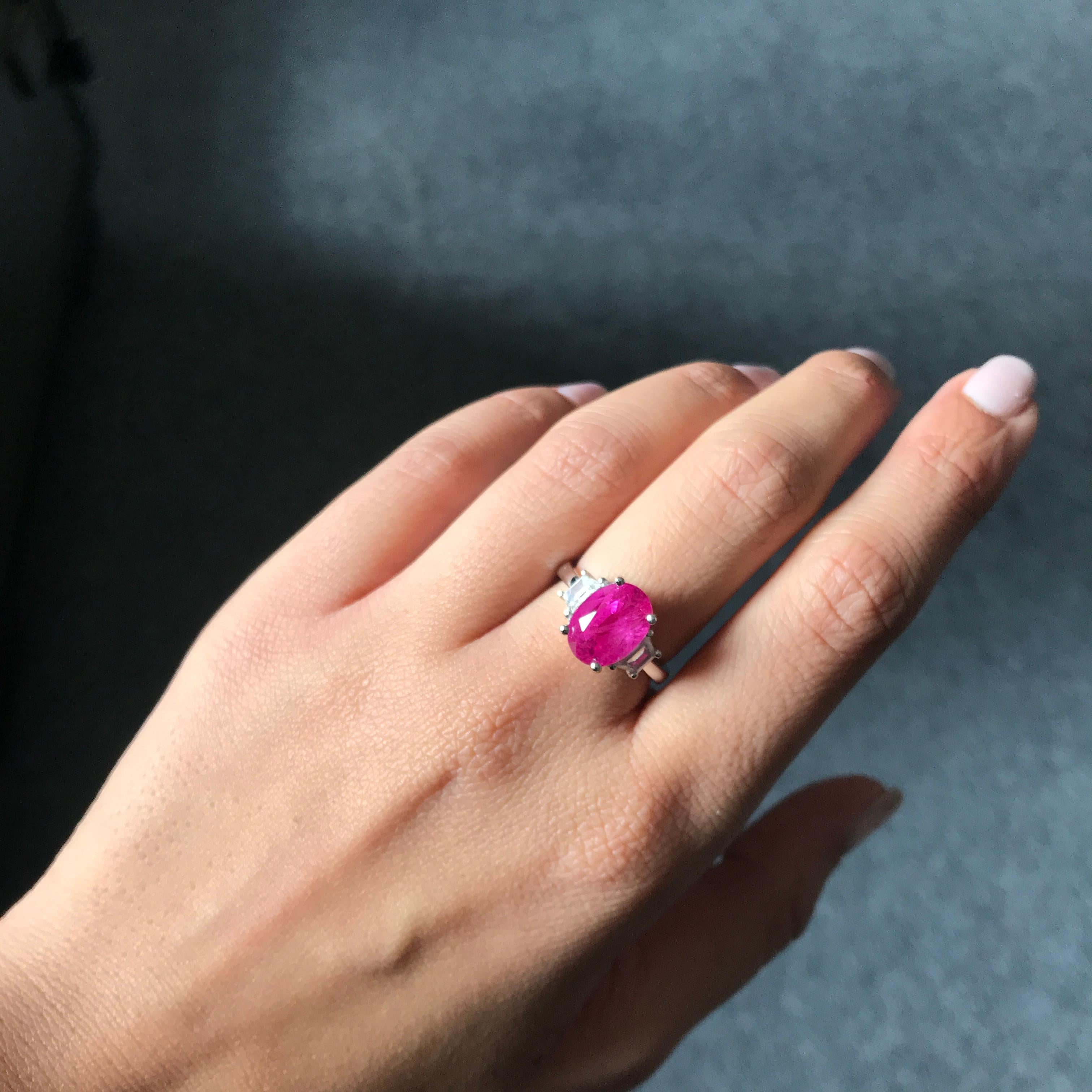 Verlobungsring mit 6,23 Karat burmesischem Rubin und Diamant mit drei Steinen (Ovalschliff) im Angebot