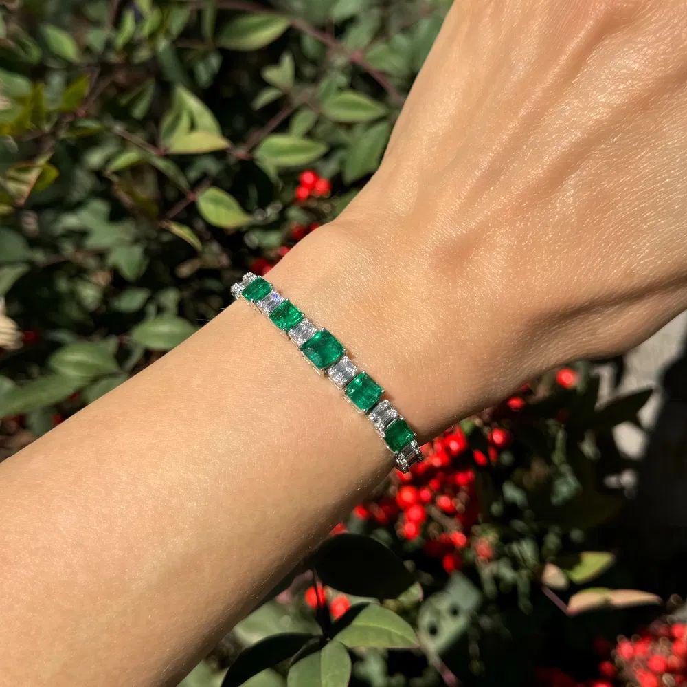 Modernist 6.23 Carat Emerald GIA and Diamond Gold Statement Bracelet Fine Estate Jewelry For Sale