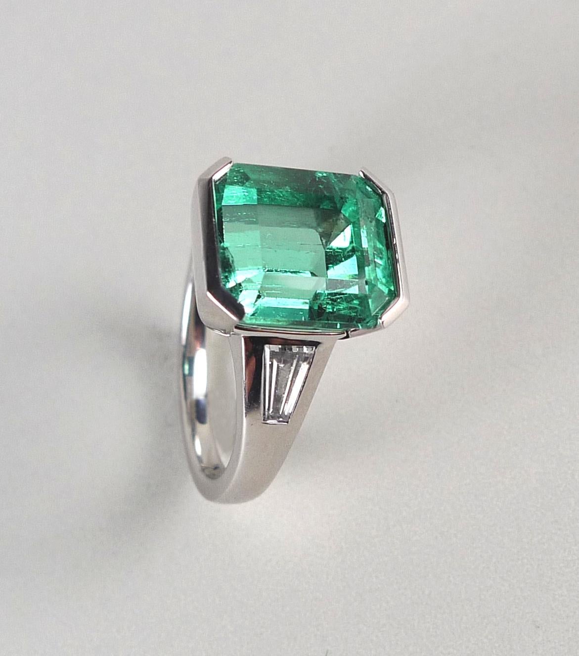 Elegant Lady is my name. Very elegant beautiful Colombian emerald and diamond ring, handcrafted in solid 18 karat white gold by TRUSTED GREEN. Showcasing a Paraiba like shining high quality natural Colombian emerald, coming from the famous Shivor