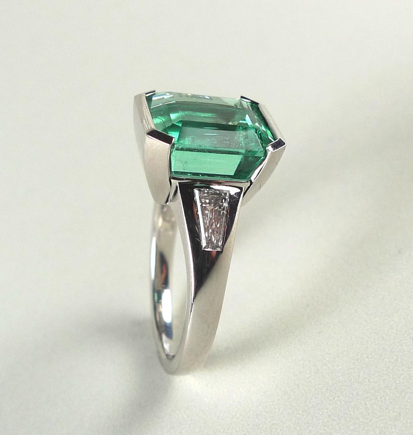 Modern 6.23 Carat Natural Colombian Emerald and Diamond White Gold Ring For Sale