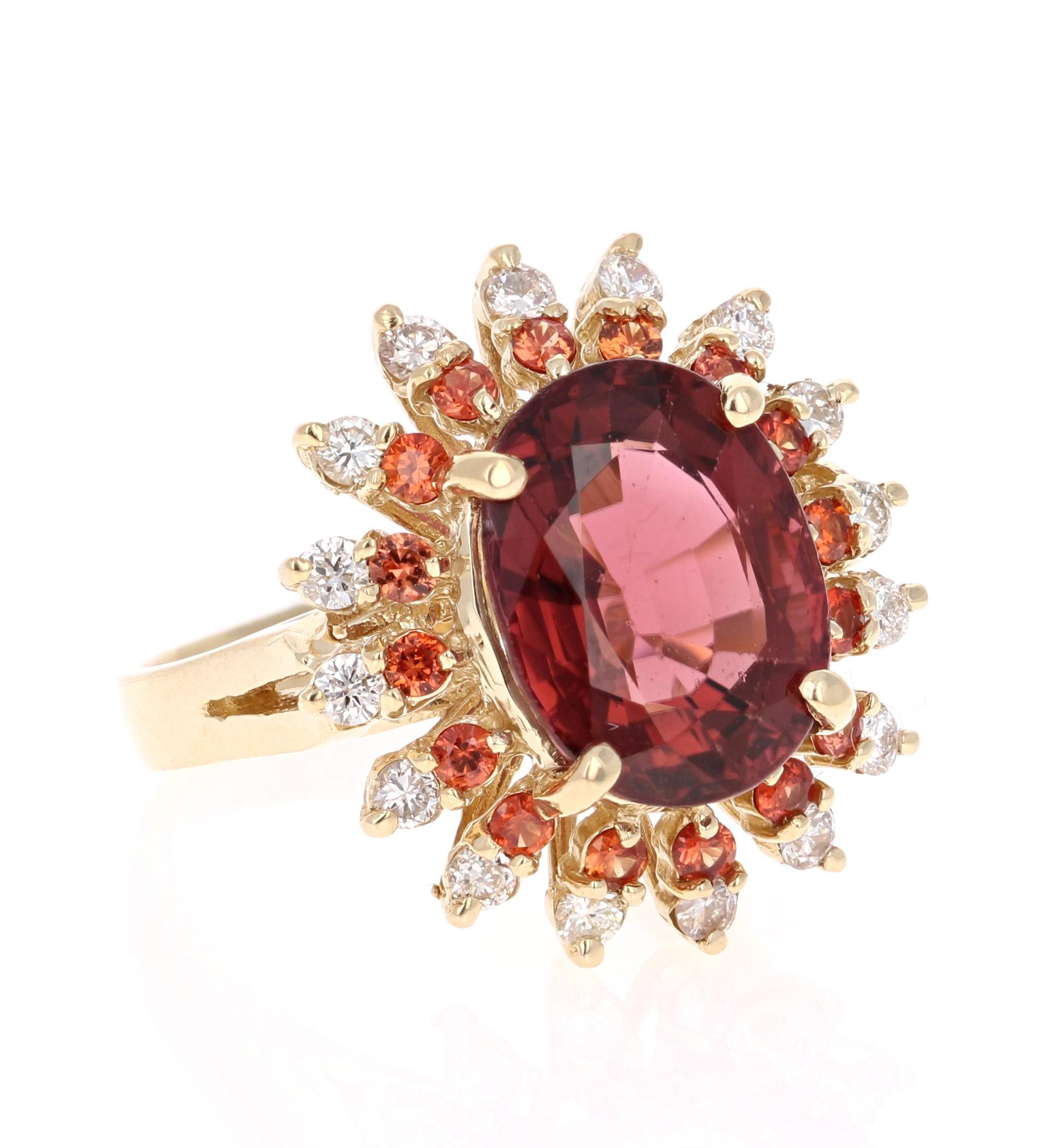 Anello da cocktail in oro giallo con zaffiro e tormalina da 6,23 carati

Questa bellezza ha una tormalina taglio ovale incastonata al centro dell'anello che pesa 5,31 carati.  È circondato da una disposizione a petalo di  16 zaffiri arancioni taglio