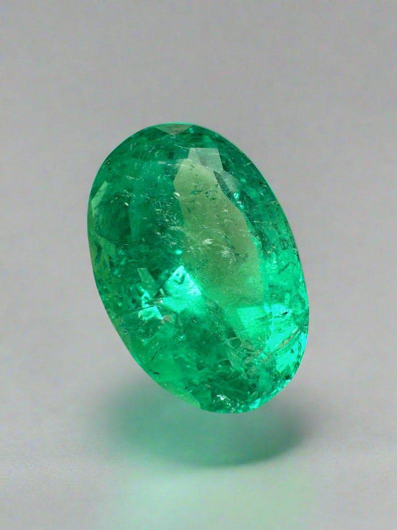 Piedra: Esmeralda
Peso: 6,23 quilates
Forma: Corte Oval
Claridad: Transparente
Lustre: Muy bueno
Color: Verde amarillento medio
Medidas: 14,07 mm x 9,48 mm x 7,98 mm
Origen geográfico: Colombia
Tratamiento: Natural, Engrasado

Observaciones: Debido