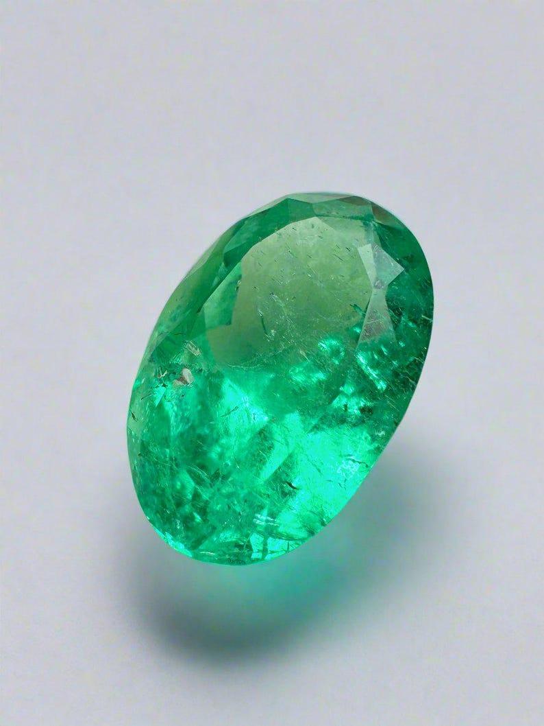 Esmeralda colombiana verde amarillenta de 6.23 quilates talla oval - Gema del mes de mayo Moderno en venta