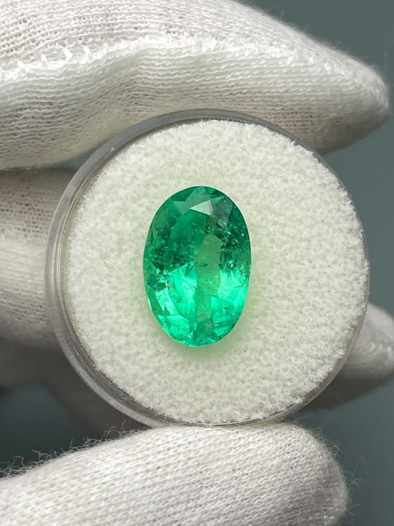 Esmeralda colombiana verde amarillenta de 6.23 quilates talla oval - Gema del mes de mayo Corte esmeralda en venta