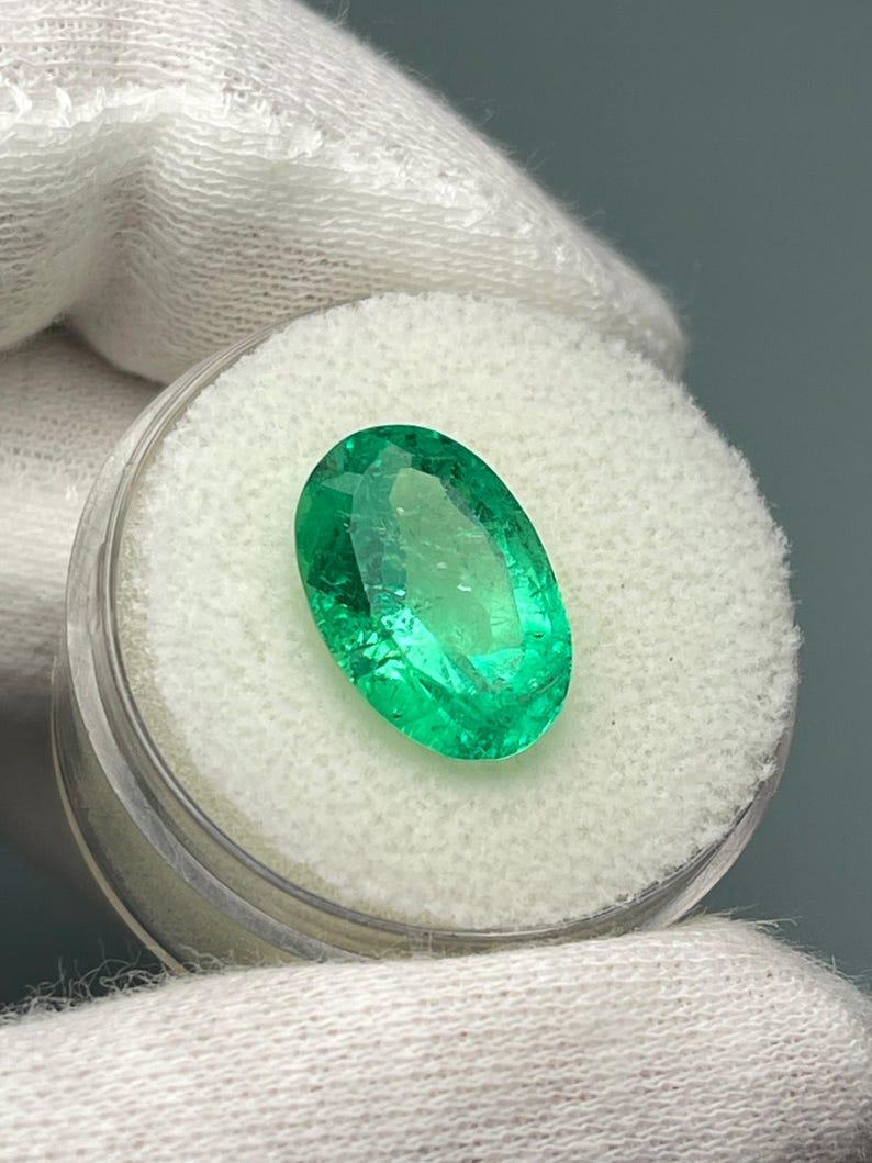 Esmeralda colombiana verde amarillenta de 6.23 quilates talla oval - Gema del mes de mayo en Nuevo estado para la venta en Jupiter, FL
