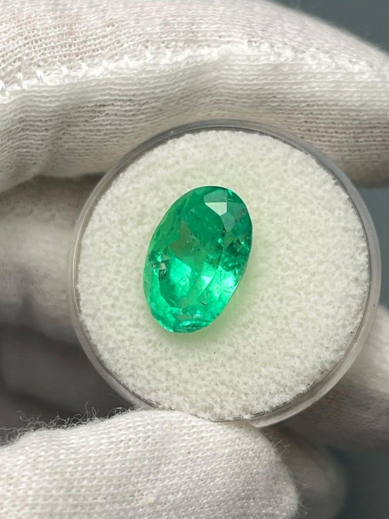 Esmeralda colombiana verde amarillenta de 6.23 quilates talla oval - Gema del mes de mayo en venta 1