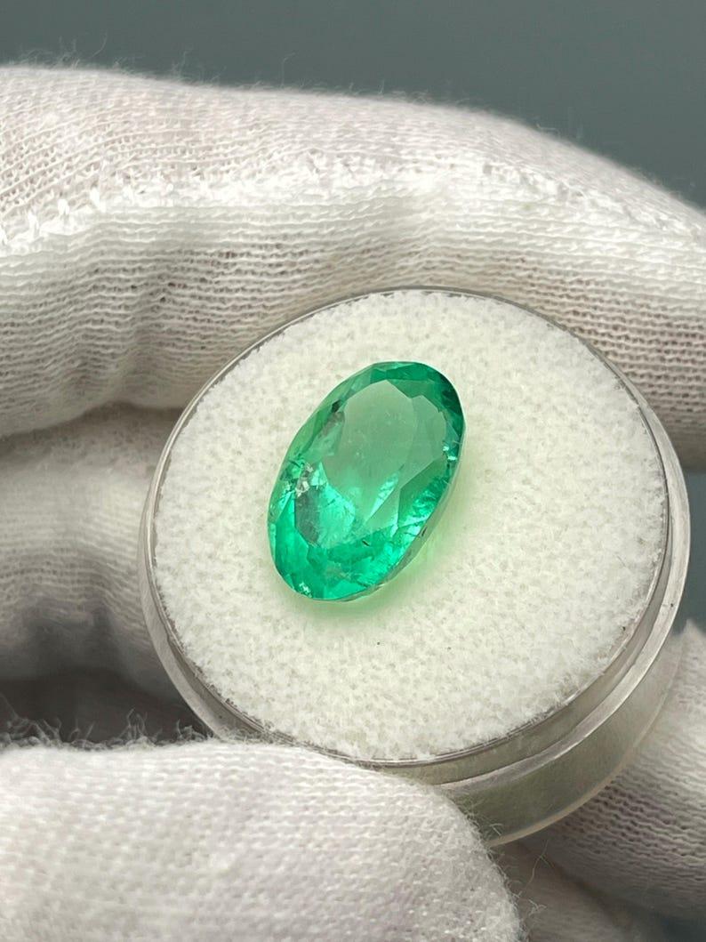 Esmeralda colombiana verde amarillenta de 6.23 quilates talla oval - Gema del mes de mayo en venta 2