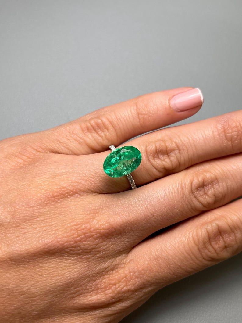 Esmeralda colombiana verde amarillenta de 6.23 quilates talla oval - Gema del mes de mayo en venta 3
