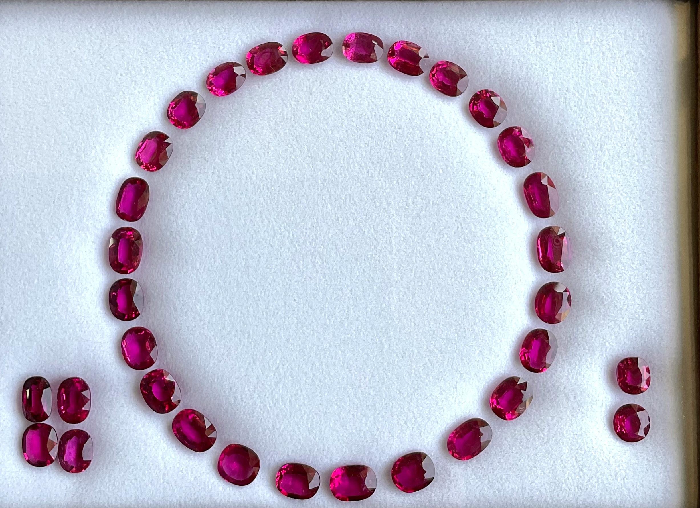 da uomo o donna 62.30 Carati Rubellite Layout Ovale Top Quality Per Gioielleria Gemma Naturale in vendita