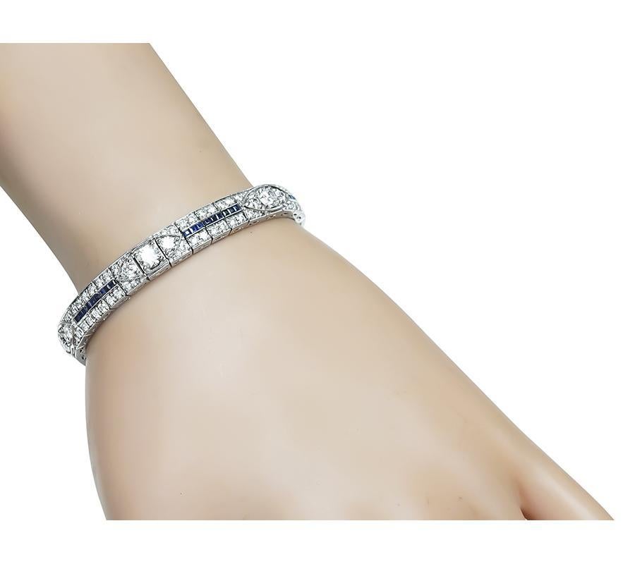 Se trata de una fabulosa pulsera de platino. La pulsera está engastada con brillantes diamantes de talla redonda que pesan aproximadamente 6.23 ct. El color de estos diamantes es G con claridad VS2. Los diamantes están acentuados por preciosos