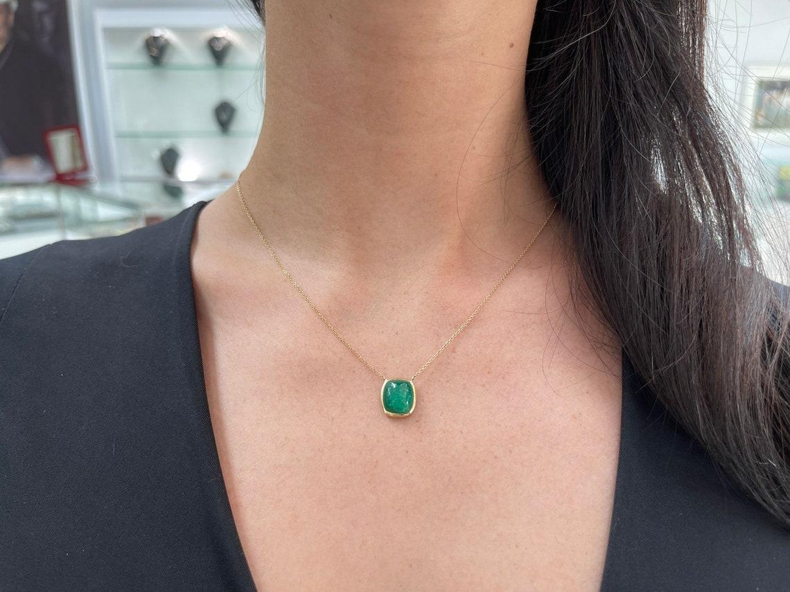 Zuckerhut mit 6,23 Karat 14 Karat Smaragd im Kissenschliff Cabochon-Schliff (Kegel-Cabochon)