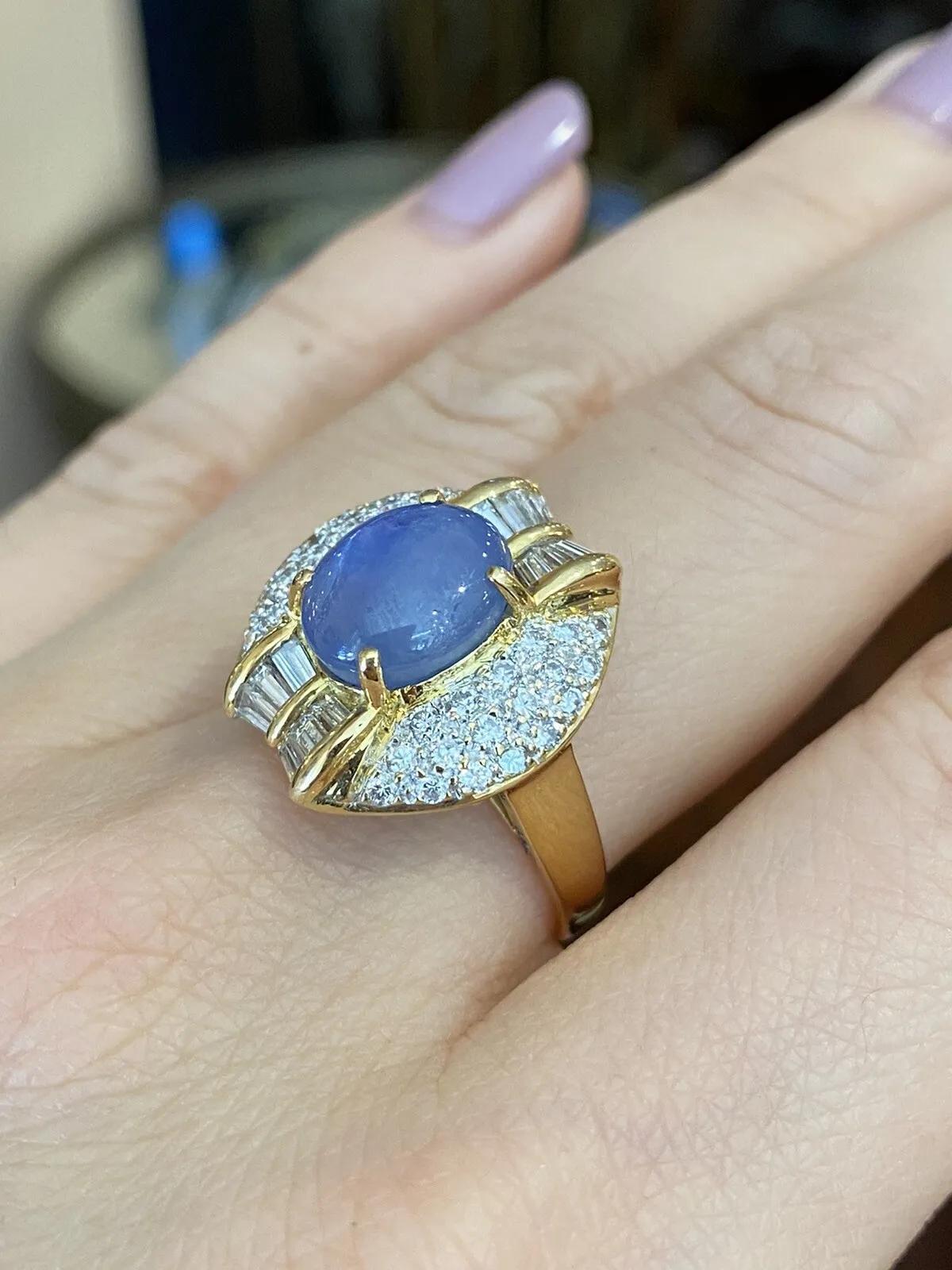 Saphir étoilé ovale de 6,24 carats avec diamants pavés en or jaune 18 carats

La bague Star Sapphire and Diamond présente un saphir bleu ovale de 6,24 carats avec une étoile joliment définie sous des lumières directes, accentuée par des diamants