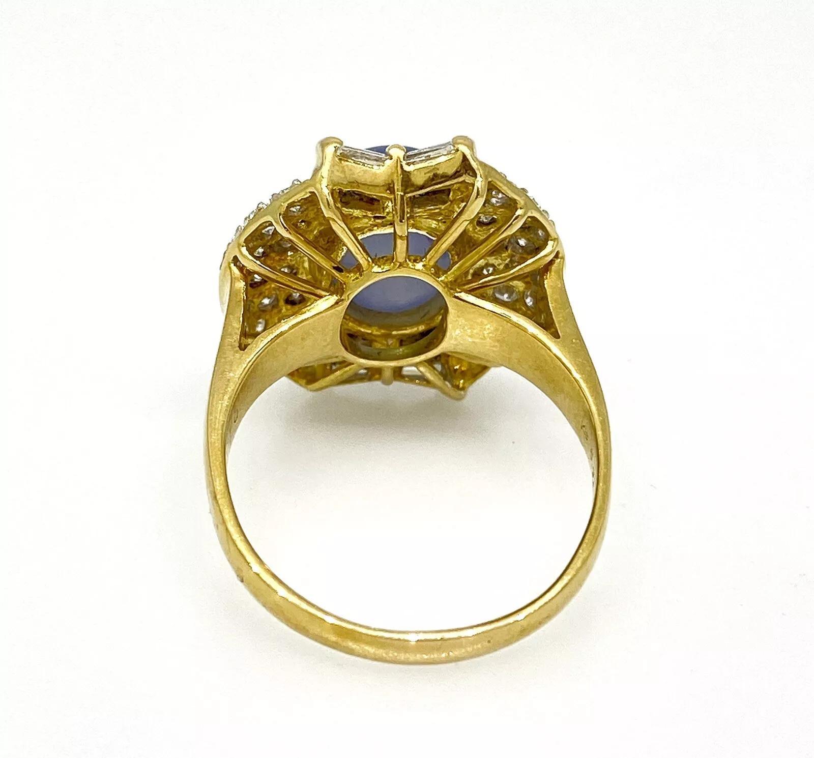 Saphir étoilé ovale de 6,24 carats avec diamants pavés en or jaune 18 carats Excellent état - En vente à La Jolla, CA