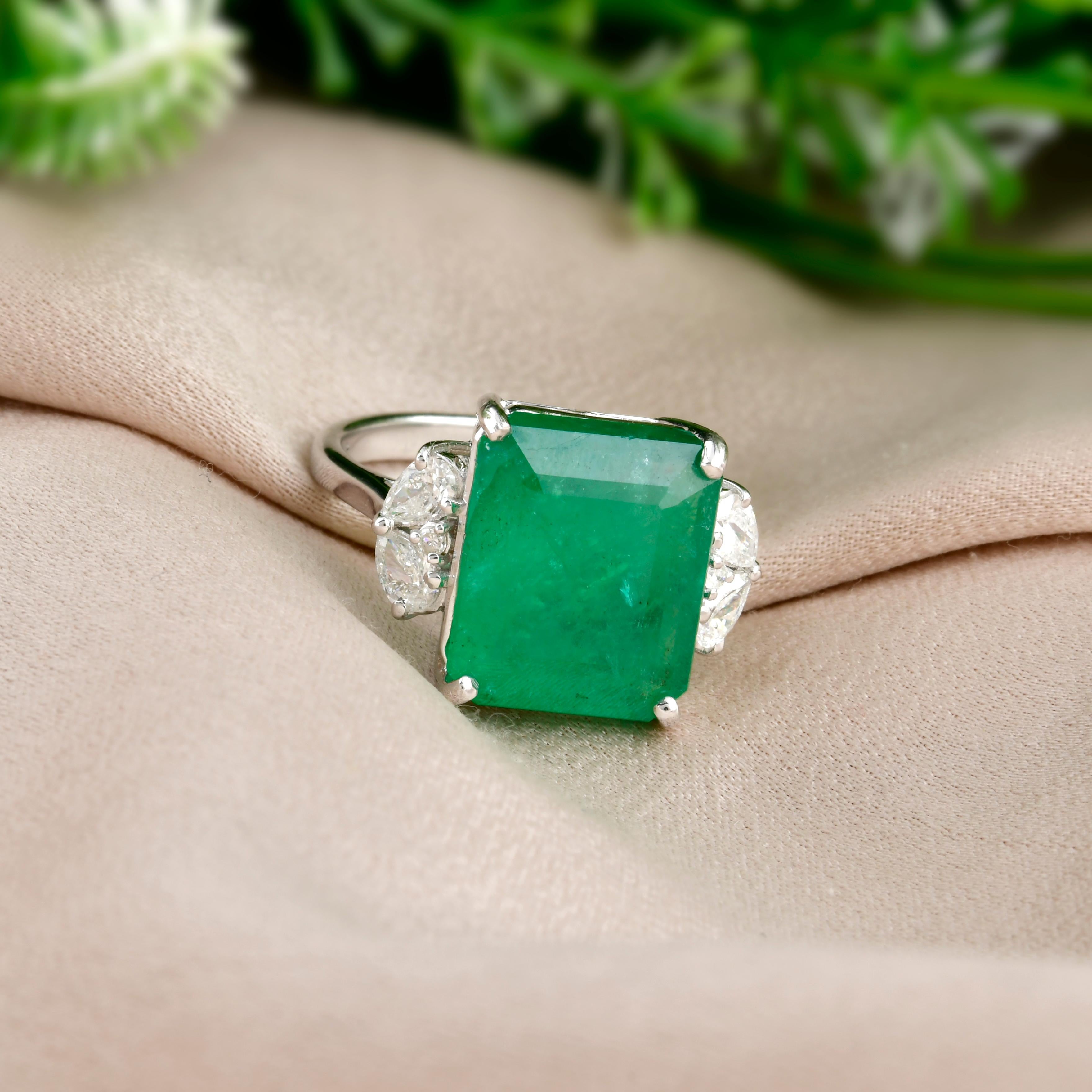 De las mujeres Anillo de Cóctel de Esmeralda de Zambia de 6,24 Quilates con Detalles de Diamantes Oro Blanco de 14k en venta